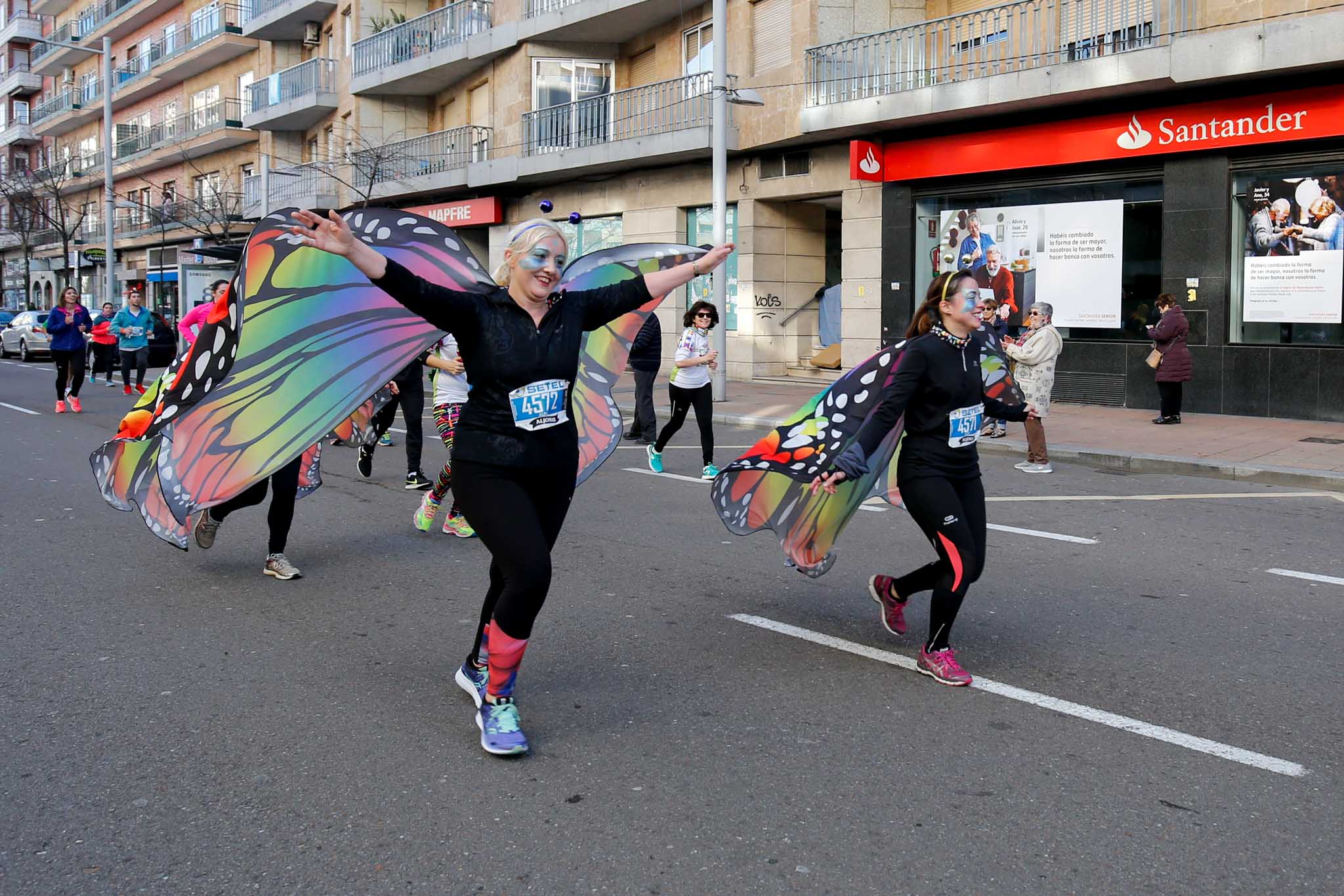 La XXXVI edición de la San Silvestre llena de color las calles de la ciudad con más de 7.700 participantes, donde los más atrevidos lucieron curiosos disfraces donde no faltaron los motivos navideños