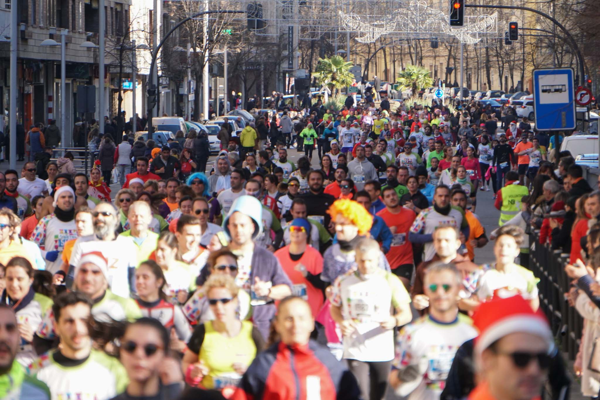 La XXXVI edición de la San Silvestre llena de color las calles de la ciudad con más de 7.700 participantes, donde los más atrevidos lucieron curiosos disfraces donde no faltaron los motivos navideños