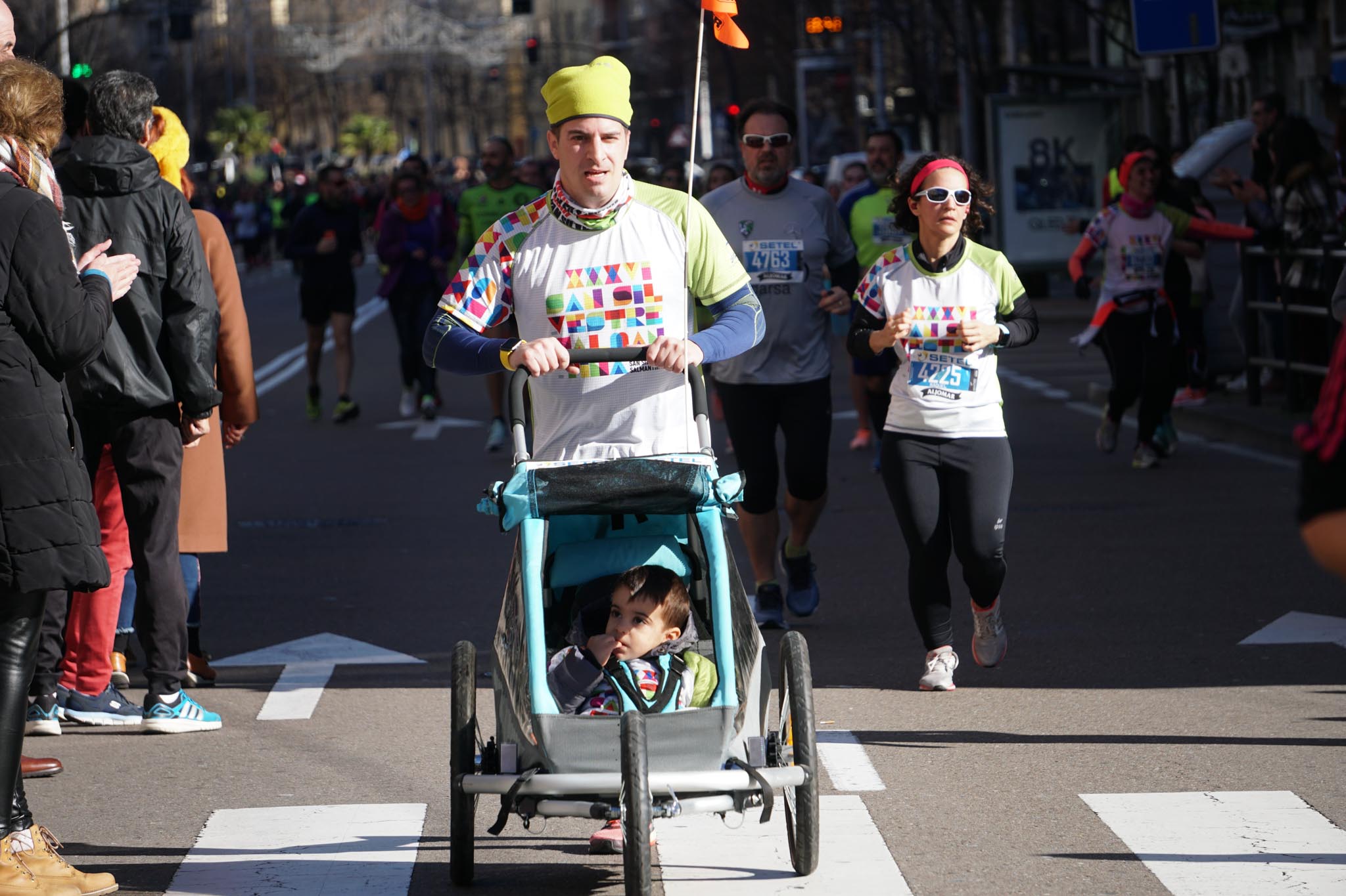 La XXXVI edición de la San Silvestre llena de color las calles de la ciudad con más de 7.700 participantes, donde los más atrevidos lucieron curiosos disfraces donde no faltaron los motivos navideños