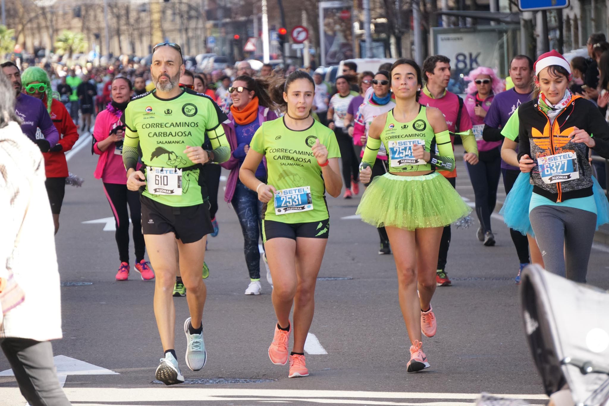 La XXXVI edición de la San Silvestre llena de color las calles de la ciudad con más de 7.700 participantes, donde los más atrevidos lucieron curiosos disfraces donde no faltaron los motivos navideños