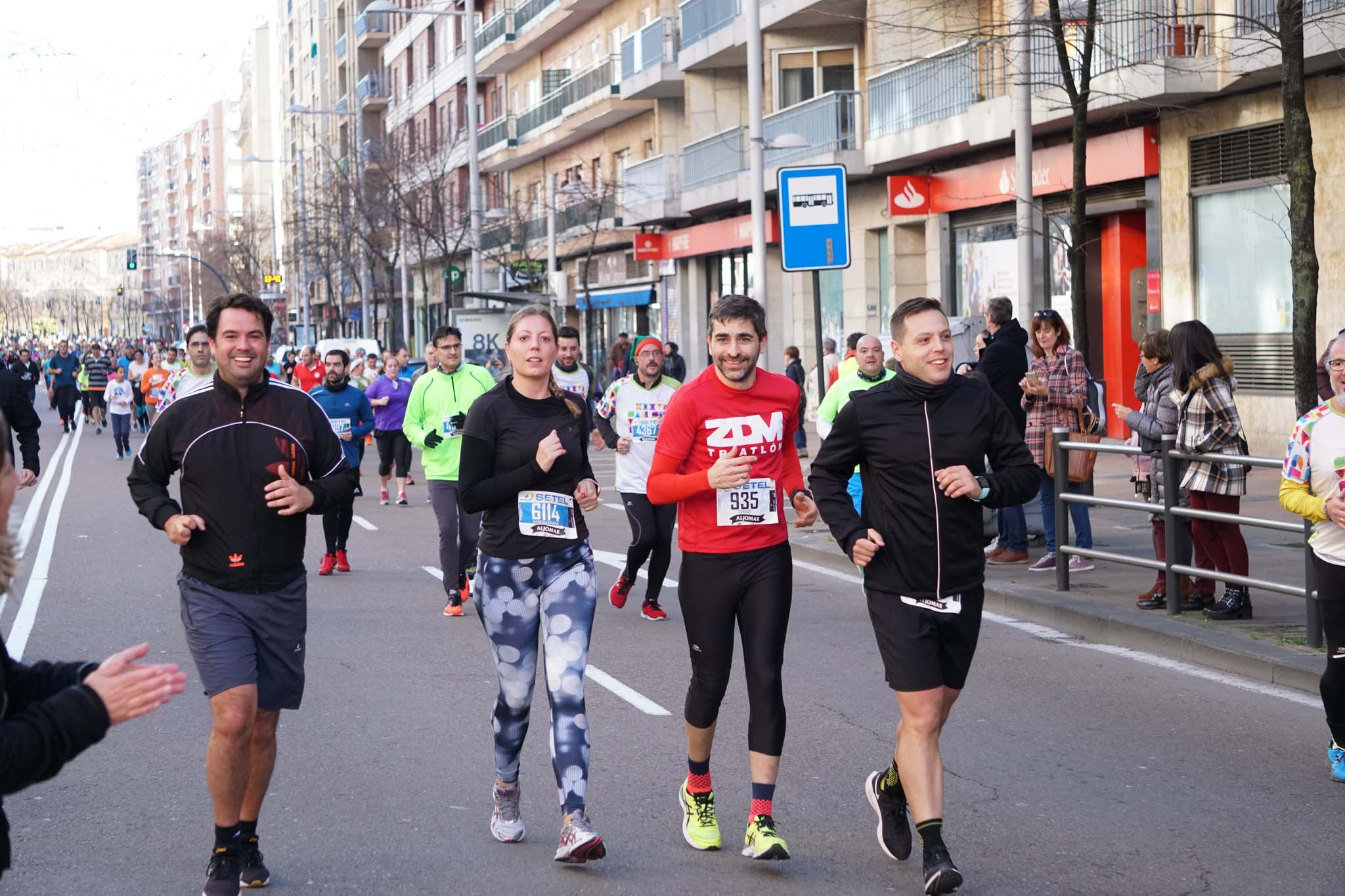 La XXXVI edición de la San Silvestre llena de color las calles de la ciudad con más de 7.700 participantes, donde los más atrevidos lucieron curiosos disfraces donde no faltaron los motivos navideños