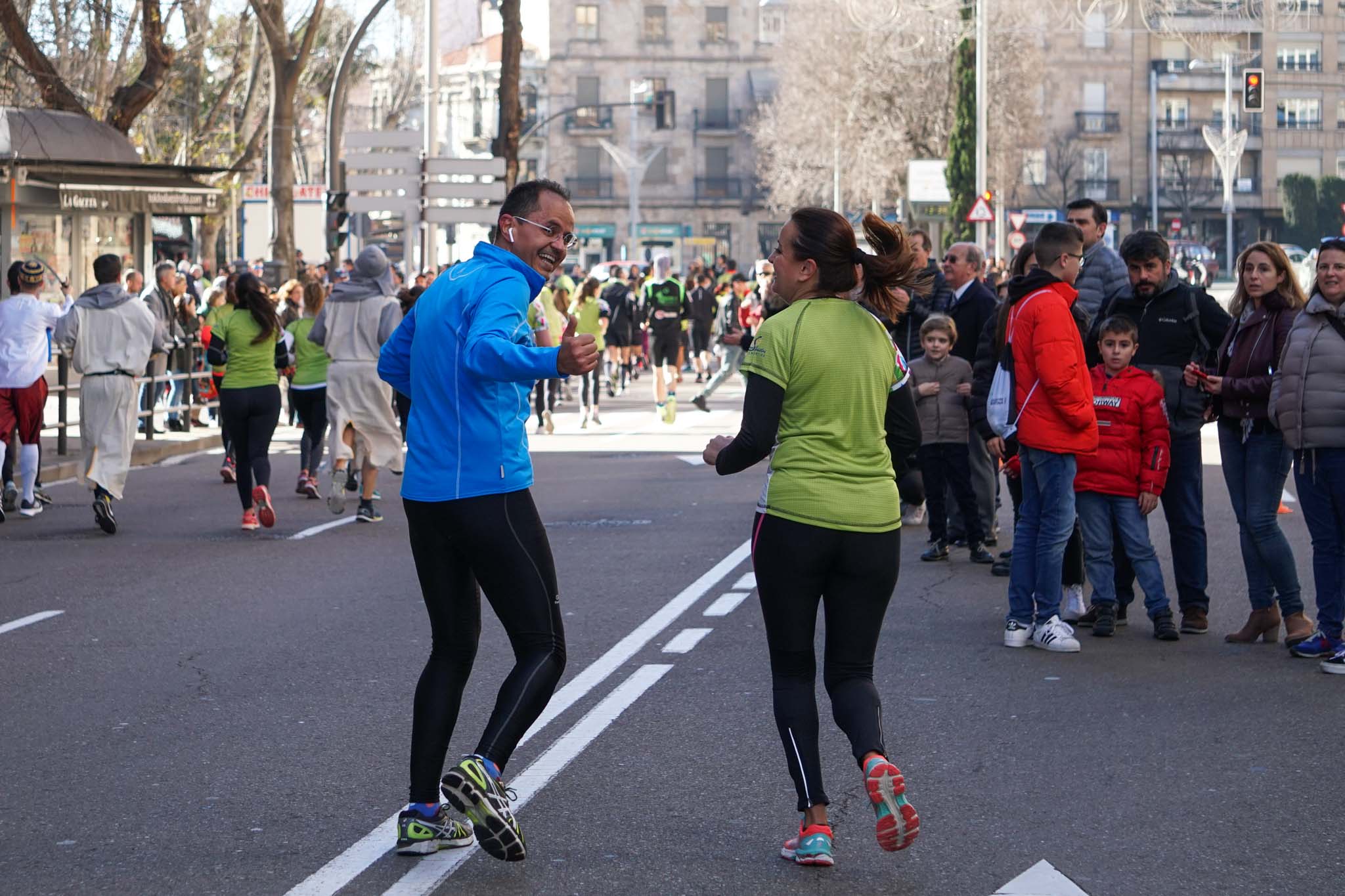 La XXXVI edición de la San Silvestre llena de color las calles de la ciudad con más de 7.700 participantes, donde los más atrevidos lucieron curiosos disfraces donde no faltaron los motivos navideños