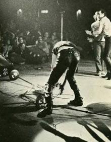 Imagen secundaria 2 - Portada del disco, con Simonon golpeando su bajo Fender Precision en una foto de Pennie Smith. El bajo destrozado se exhibe en el Salón de la Fama del Rock en Cleveland.