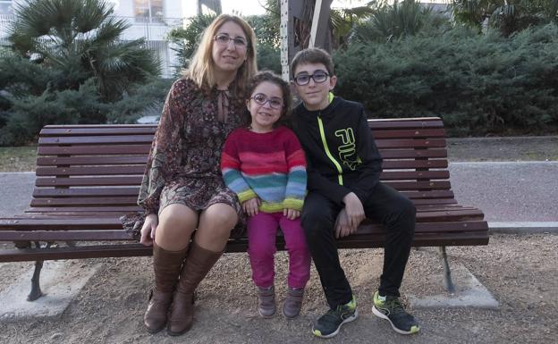 Carmen García, Lucía y Sergio, de 5 y 13 años.