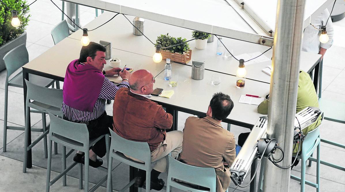 Tensa reunión secreta. La imagen muestra un momento de la reunión de Carnero, Conrado Íscar y Luis Miguel González Gago con los enviados de Génova en el hotel Juan de Austria