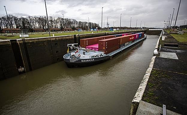 Por el Albertkanaal, el mayor de Bélgica, navegan cada año 130.000 barcos, que mueven 4 millones de toneladas de mercancías.
