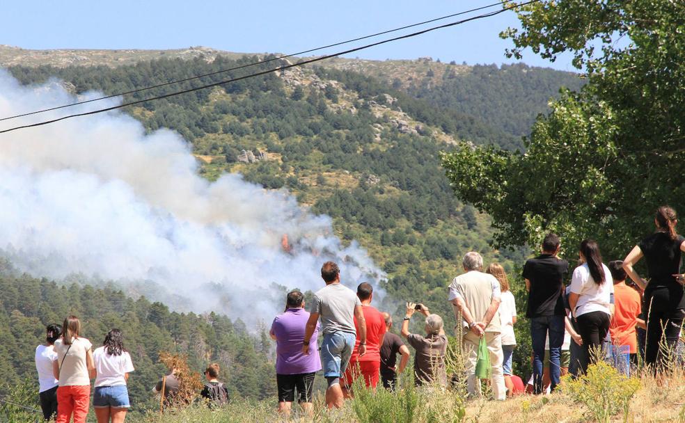 Numerosas personas observan el incendio de la sierra de Guadarrama, el pasado 4 de agosto. 