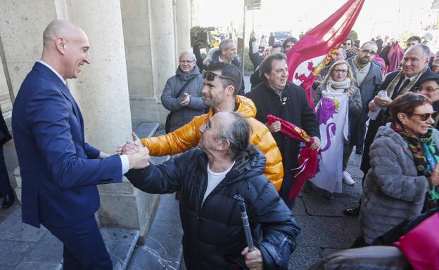 El alcalde de León, José Antonio Diez, saluda a las personas concentradas tras la aprobación de la moción presentada por la UPL para pedir la autonomía de la región leonesa. 