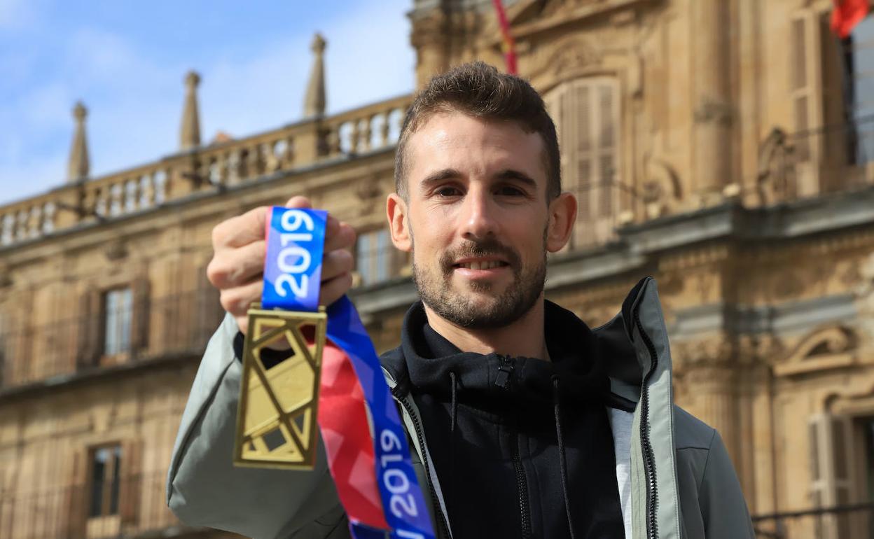 Álvaro de Arriba, con la medalla de oro del Europeo indoor en la Plaza Mayor de Salamanca. 