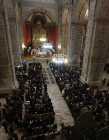 Imagen secundaria 2 - Puerta Norte de la Colegiata, campana y vistas durante la subida e interior de la Catedral durante una misa multitudinaria.