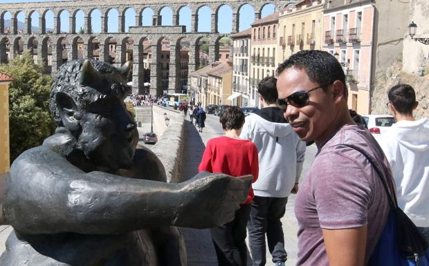 Un turista observa, divertido, la estatua del diablillo del Acueducto, cuya instalación suscitó la crítica de sectores ultraconservadores. 