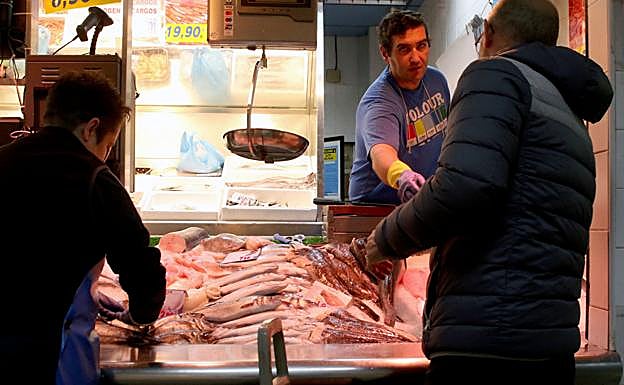Clientes comprando en el mercado de La Albuera. 