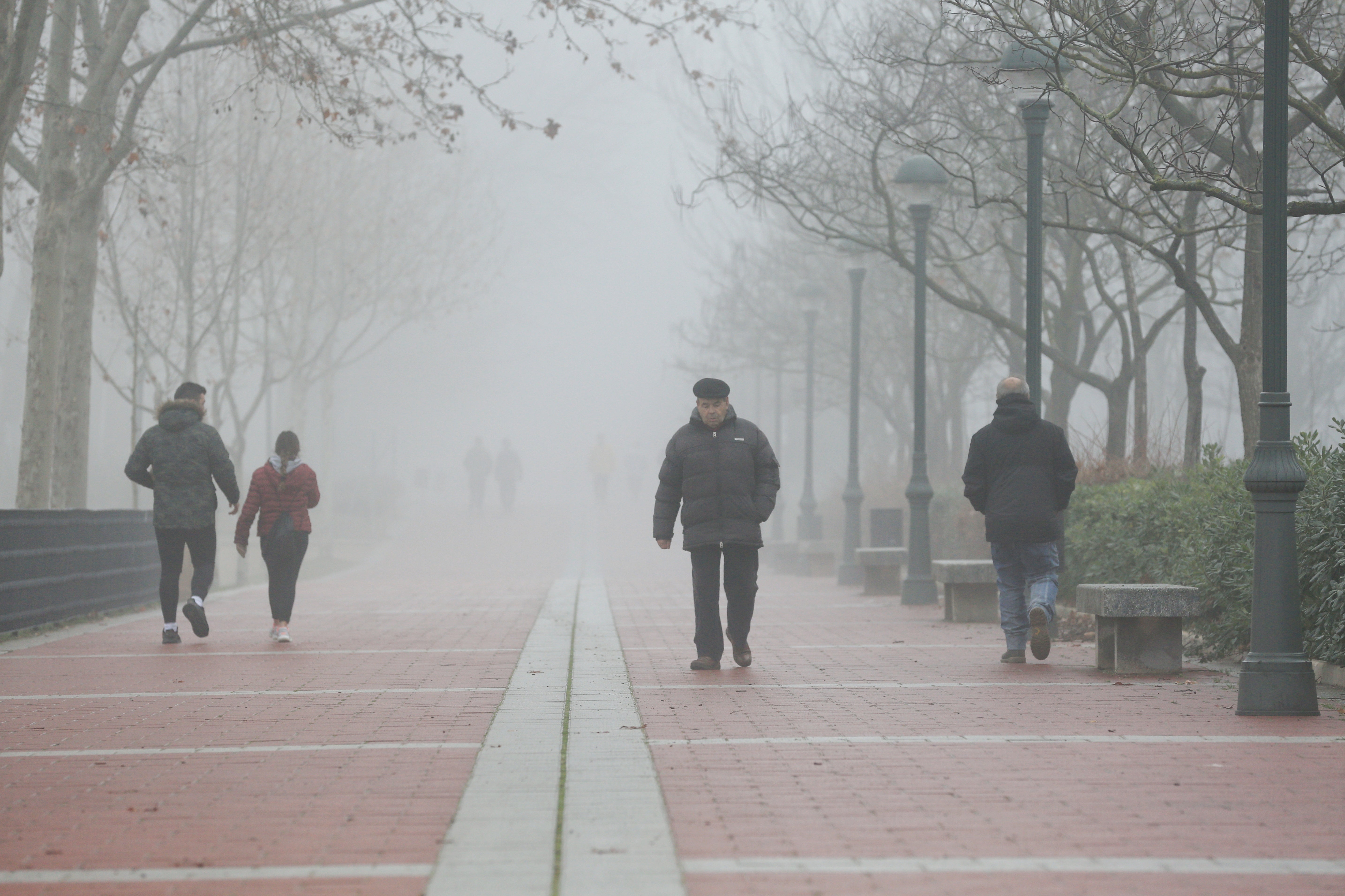 Una intensa niebla cubre toda la ciudad de Valladolid, que participa de la alerta amarilla que afecta a toda la provincia y permanecerá activa hasta las 13 horas de este lunes 30 de diciembre.