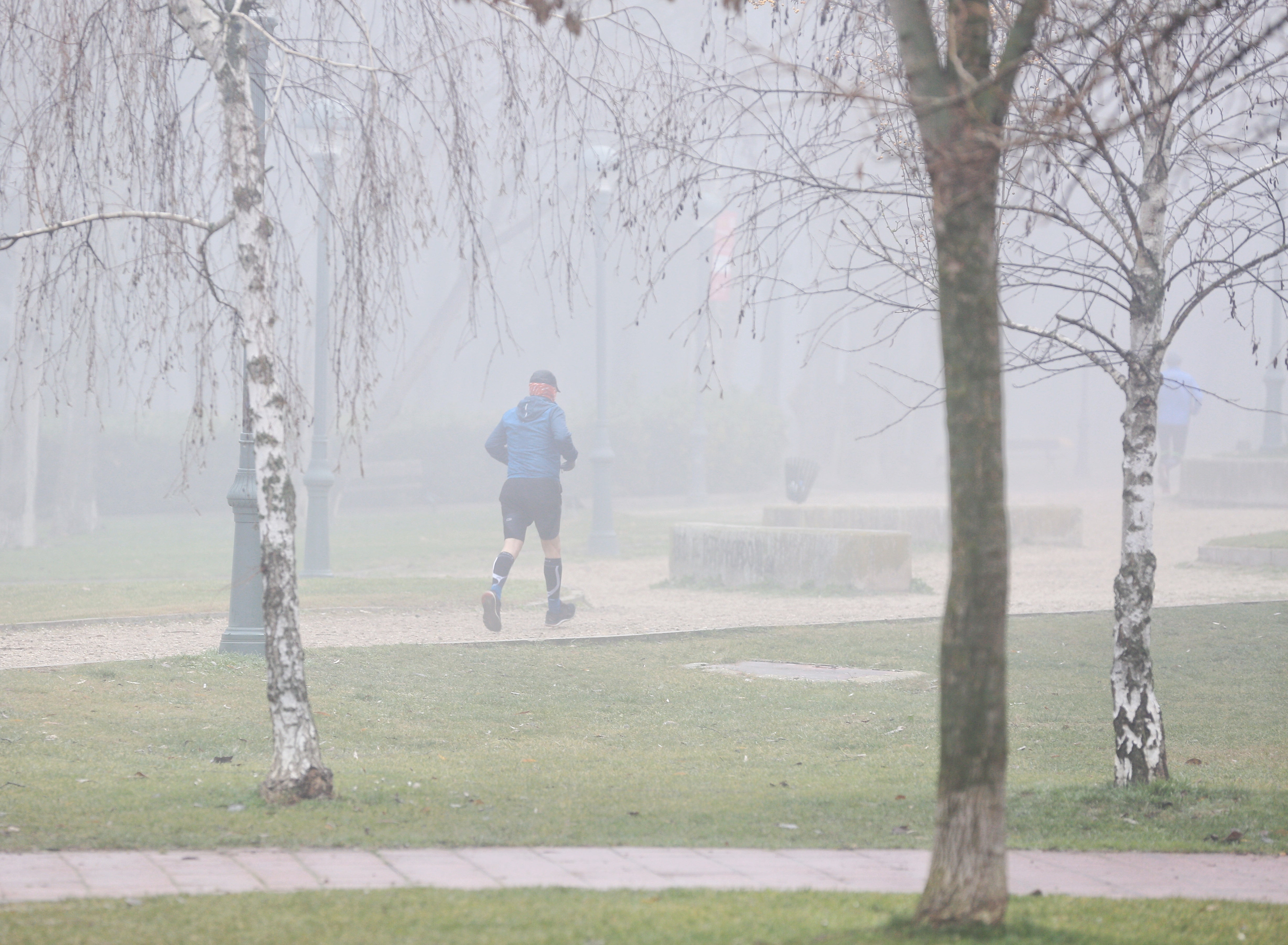 Una intensa niebla cubre toda la ciudad de Valladolid, que participa de la alerta amarilla que afecta a toda la provincia y permanecerá activa hasta las 13 horas de este lunes 30 de diciembre.