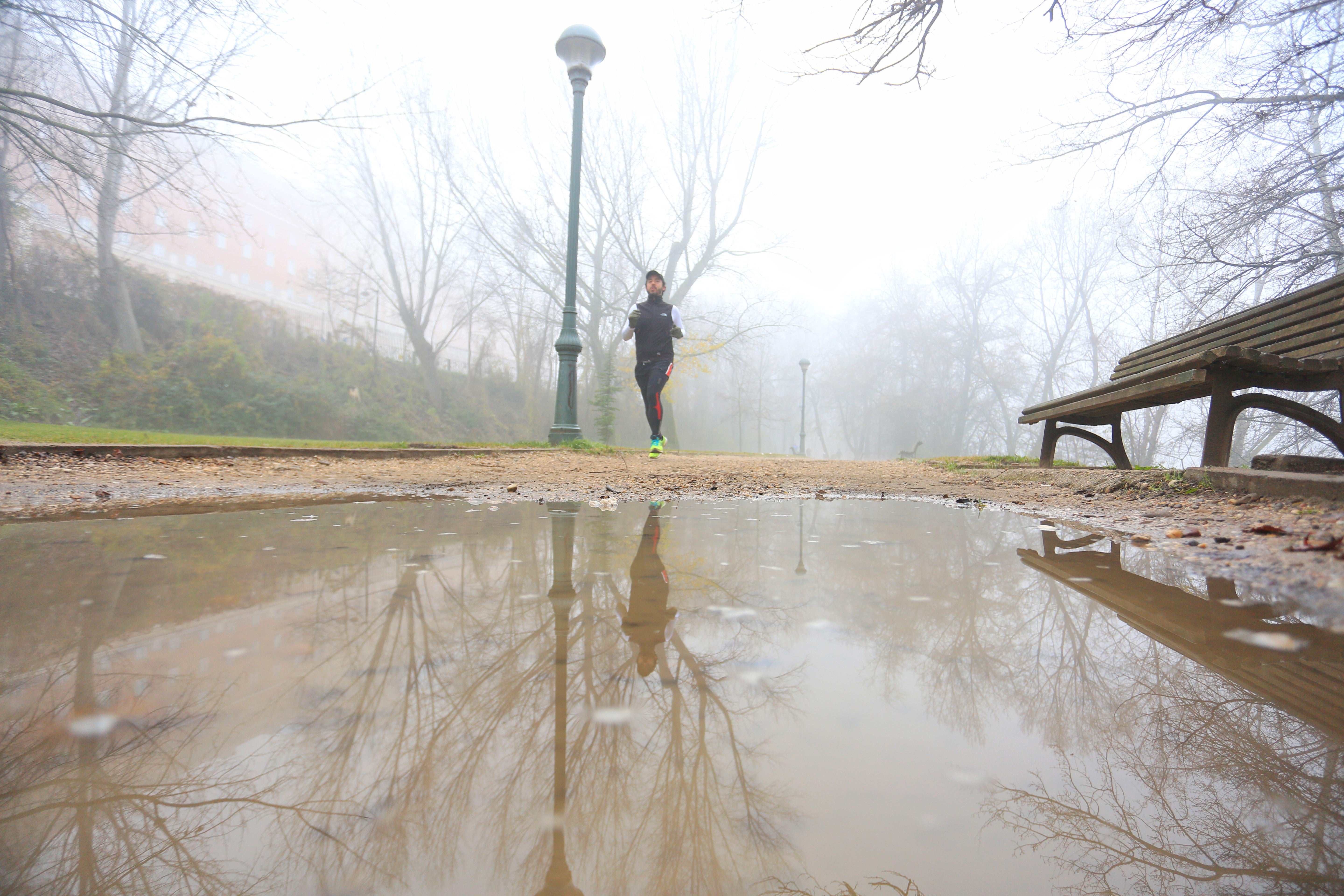 Una intensa niebla cubre toda la ciudad de Valladolid, que participa de la alerta amarilla que afecta a toda la provincia y permanecerá activa hasta las 13 horas de este lunes 30 de diciembre.