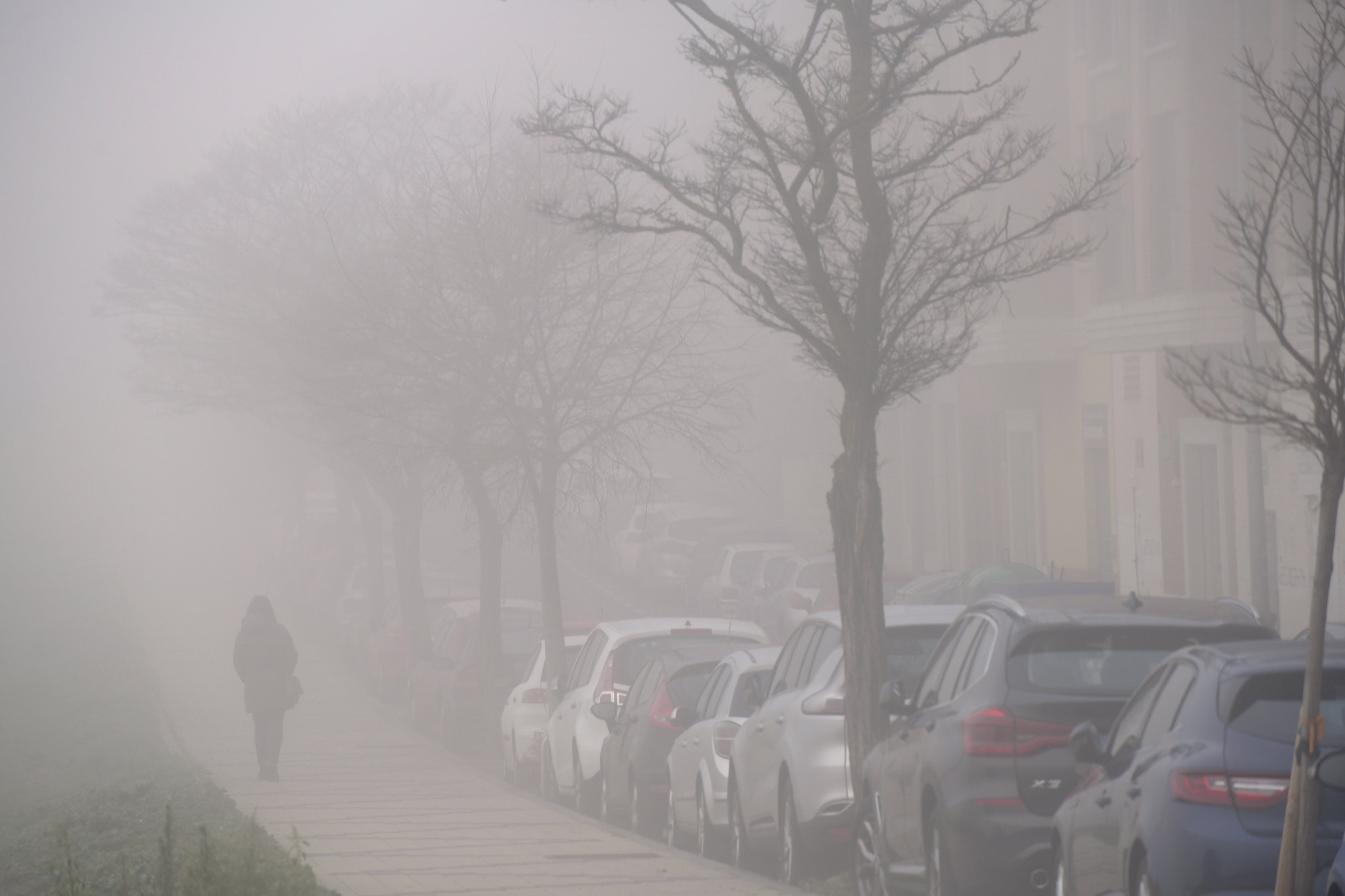 Una intensa niebla cubre toda la ciudad de Valladolid, que participa de la alerta amarilla que afecta a toda la provincia y permanecerá activa hasta las 13 horas de este lunes 30 de diciembre.