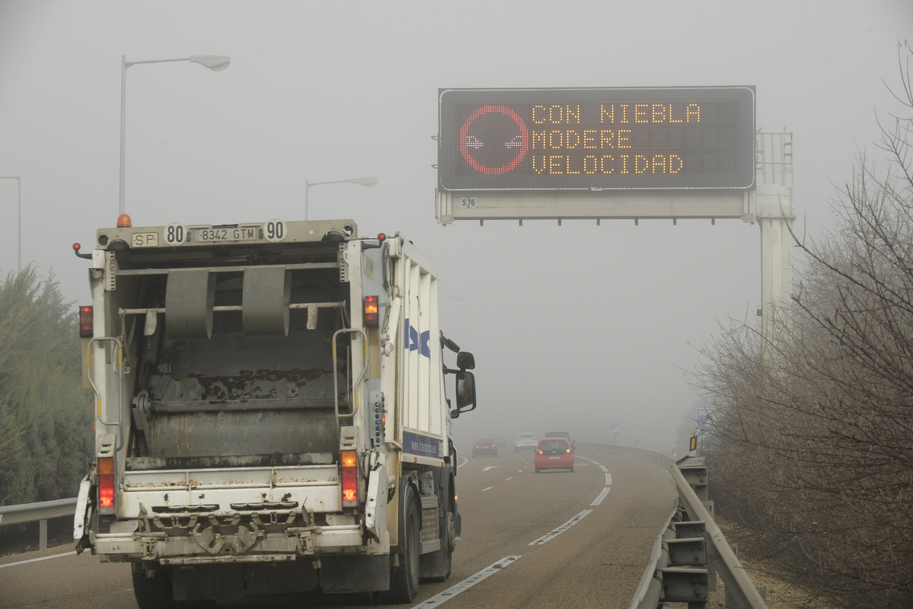 Una intensa niebla cubre toda la ciudad de Valladolid, que participa de la alerta amarilla que afecta a toda la provincia y permanecerá activa hasta las 13 horas de este lunes 30 de diciembre.