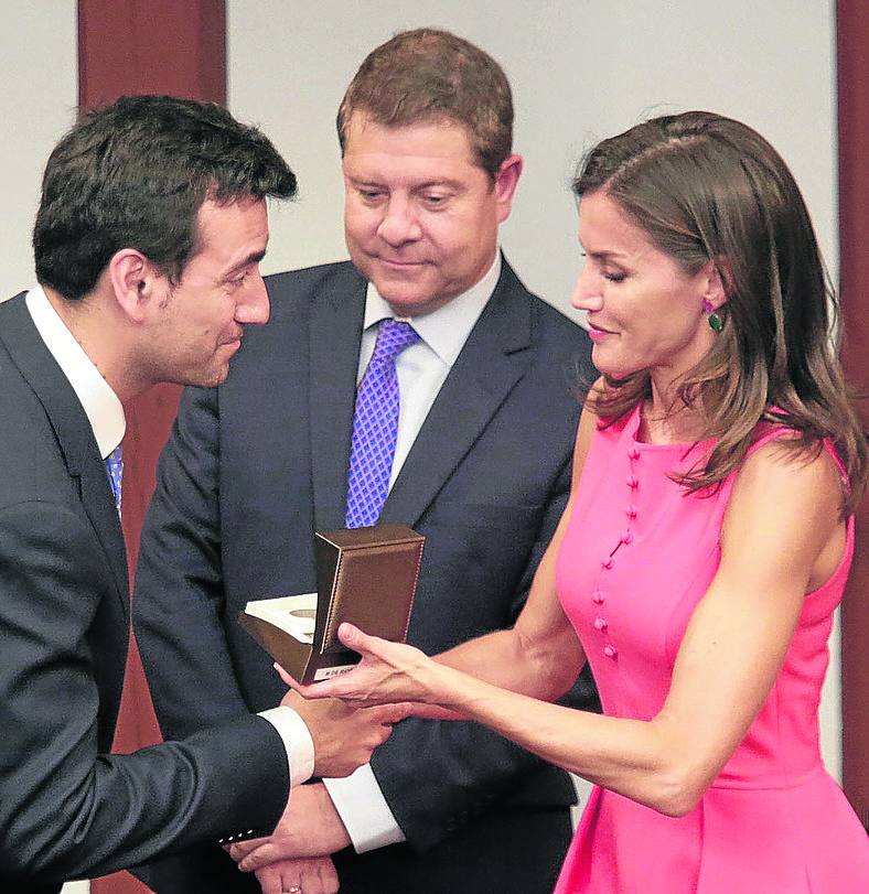 Galardón. El alcalde de Rioseco recibe de la Reina Letizia el premio a la accesibilidad para la localidad terracampina.