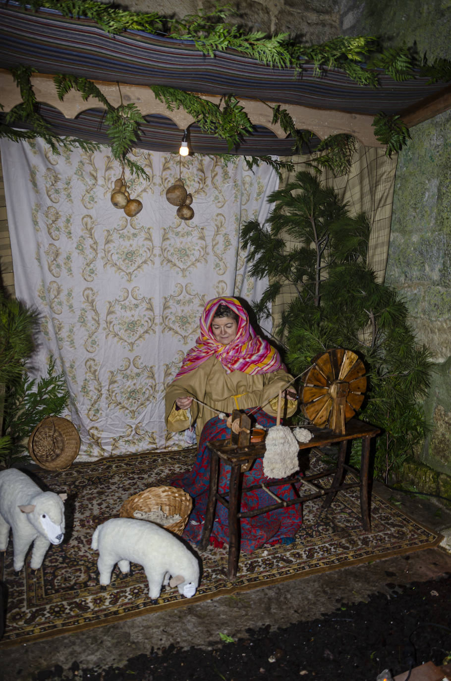 110 figurantes de distintas edades dieron vida a un gran nacimiento en las inmediaciones de la iglesia parroquial de la Asunción en la localidad vallisoletana