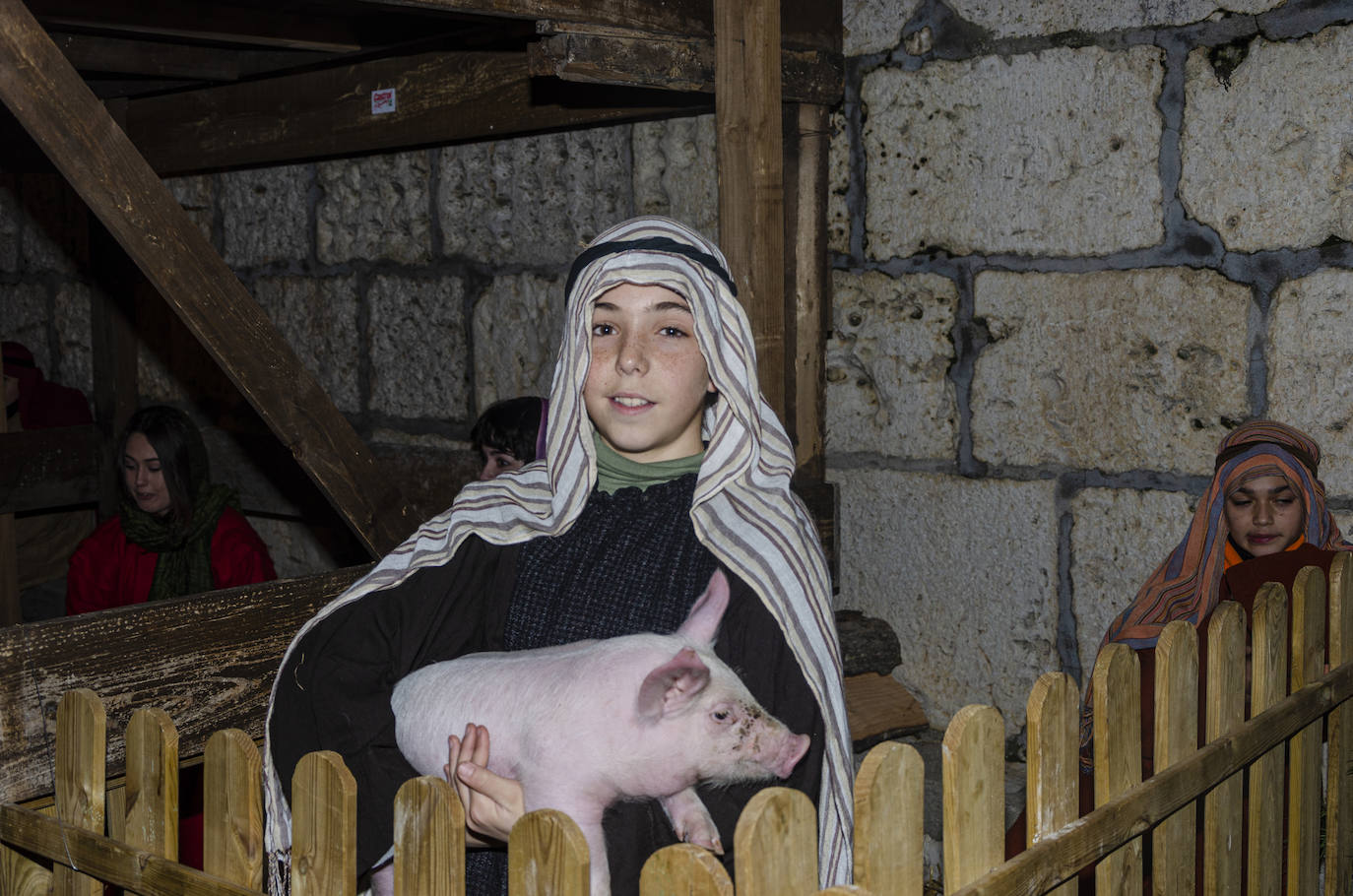 110 figurantes de distintas edades dieron vida a un gran nacimiento en las inmediaciones de la iglesia parroquial de la Asunción en la localidad vallisoletana