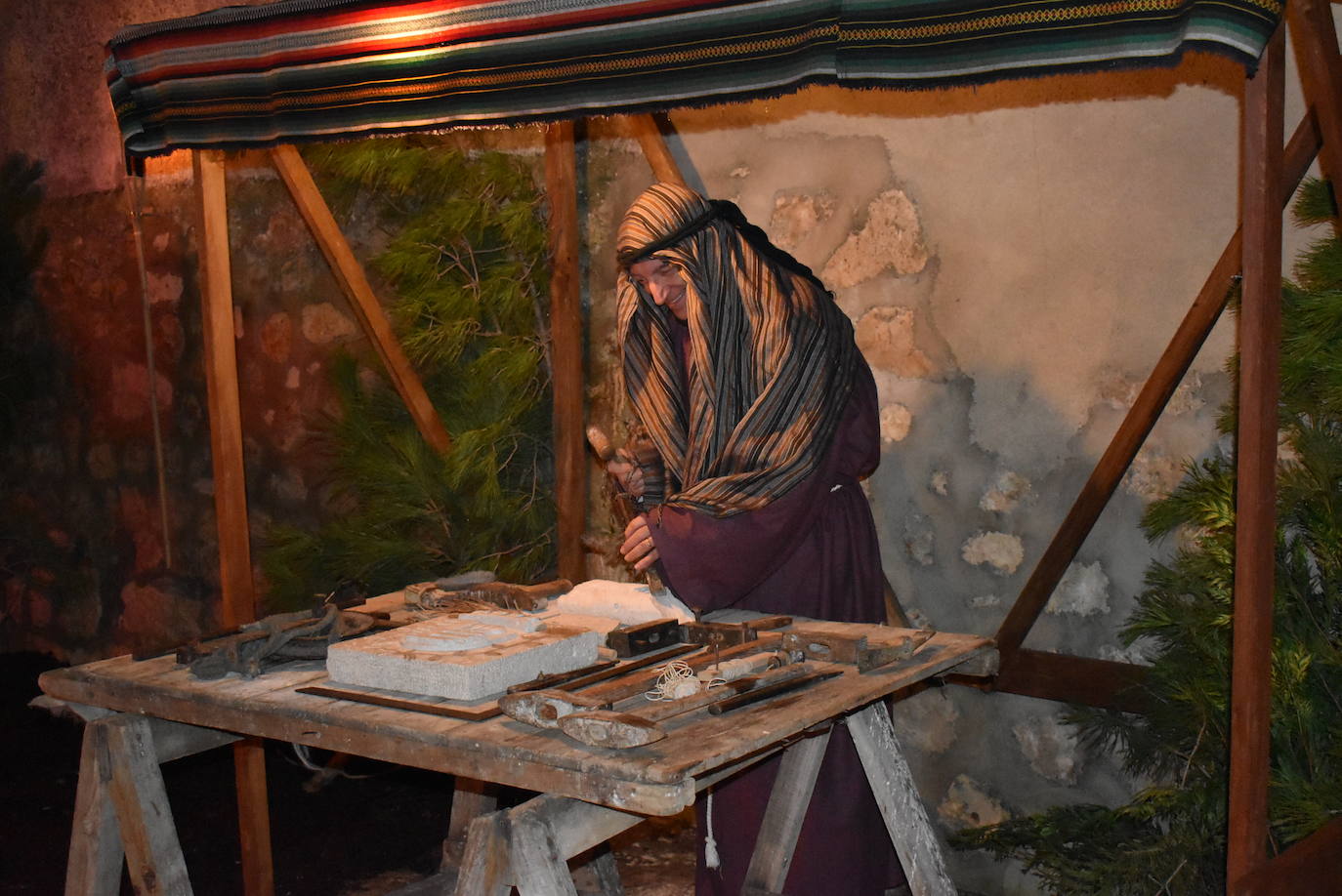 En esta XI edición participaron los 25 quintos de este año. Este montaje destacó principalmente por su realismo y gran variedad de escenas y antiguos oficios, como el pescadero, hortelano, panadero, y el cantero, representado por su alcalde, Félix Velasco.