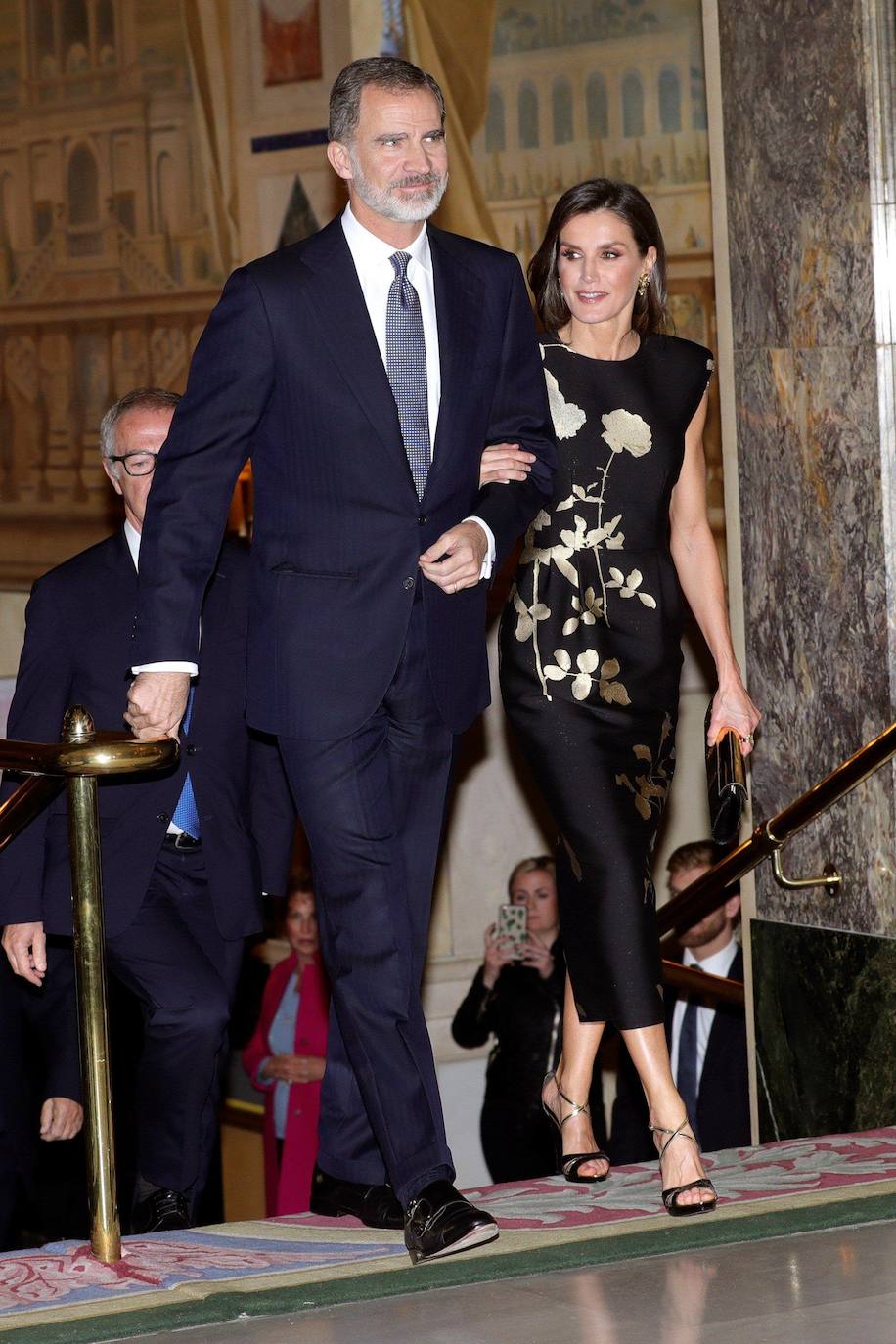 La reina Letizia consiguió convertirse en la gran protagonista de los Premios Francisco Cerecedo con este impactante look con vestido negro con flores doradas de la firma belga Dries Van Noten. Un look al que puso el broche de oro con un impecable peinado con falso bob.