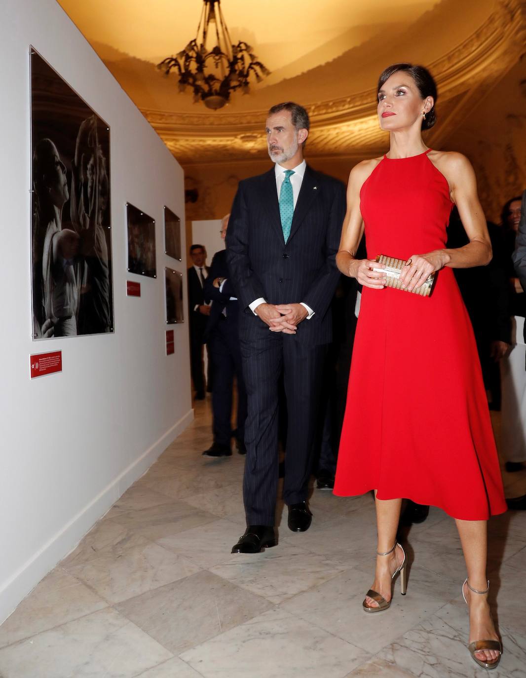 Su viaje a Cuba también nos trajo algunos de sus mejores looks de año, como este favorecedor vestido rojo con escote halter que llevó también en verano a la tradicional cena en el Palacio de la Almudaina.