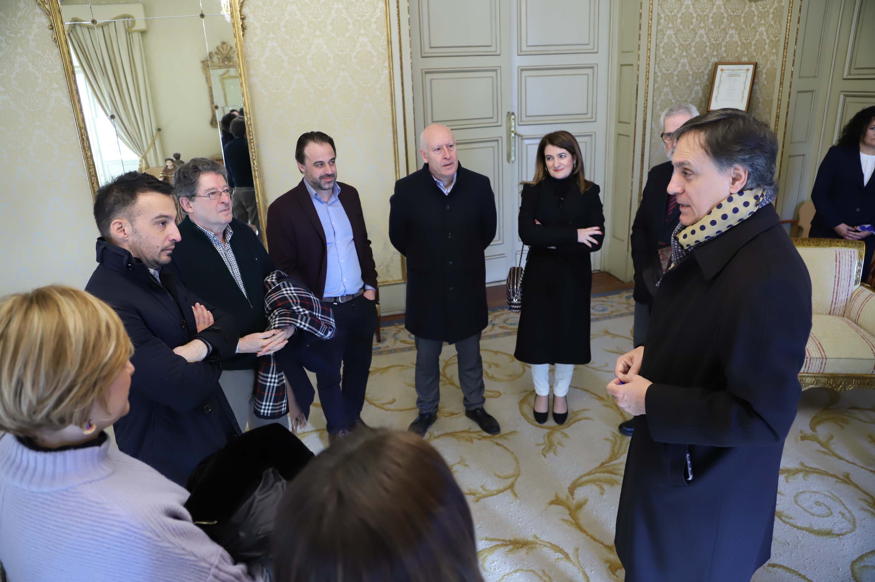 Fotos: Alejandro Amenábar protagoniza la ofrenda floral a Unamuno en Salamanca