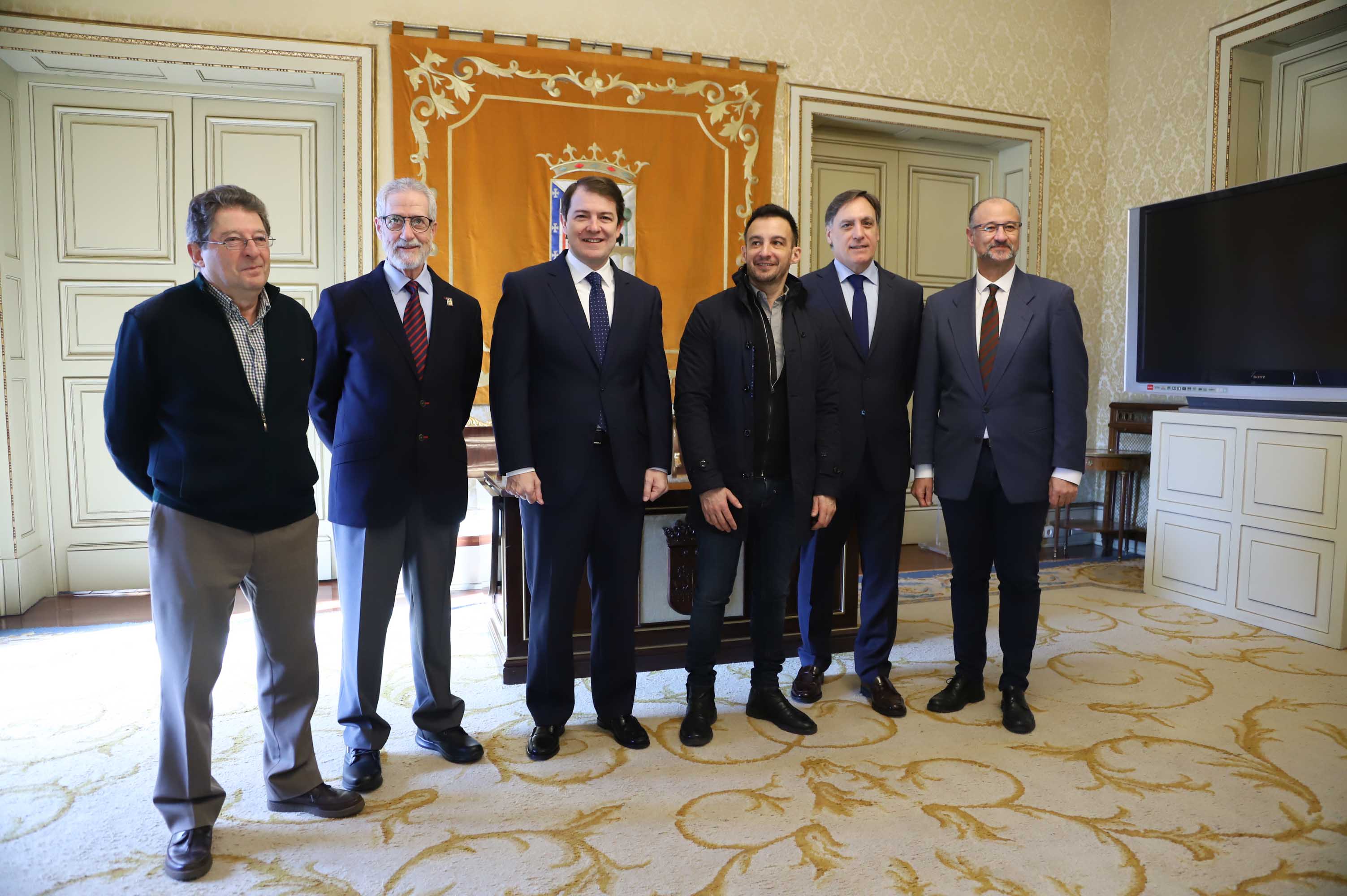 Fotos: Alejandro Amenábar protagoniza la ofrenda floral a Unamuno en Salamanca