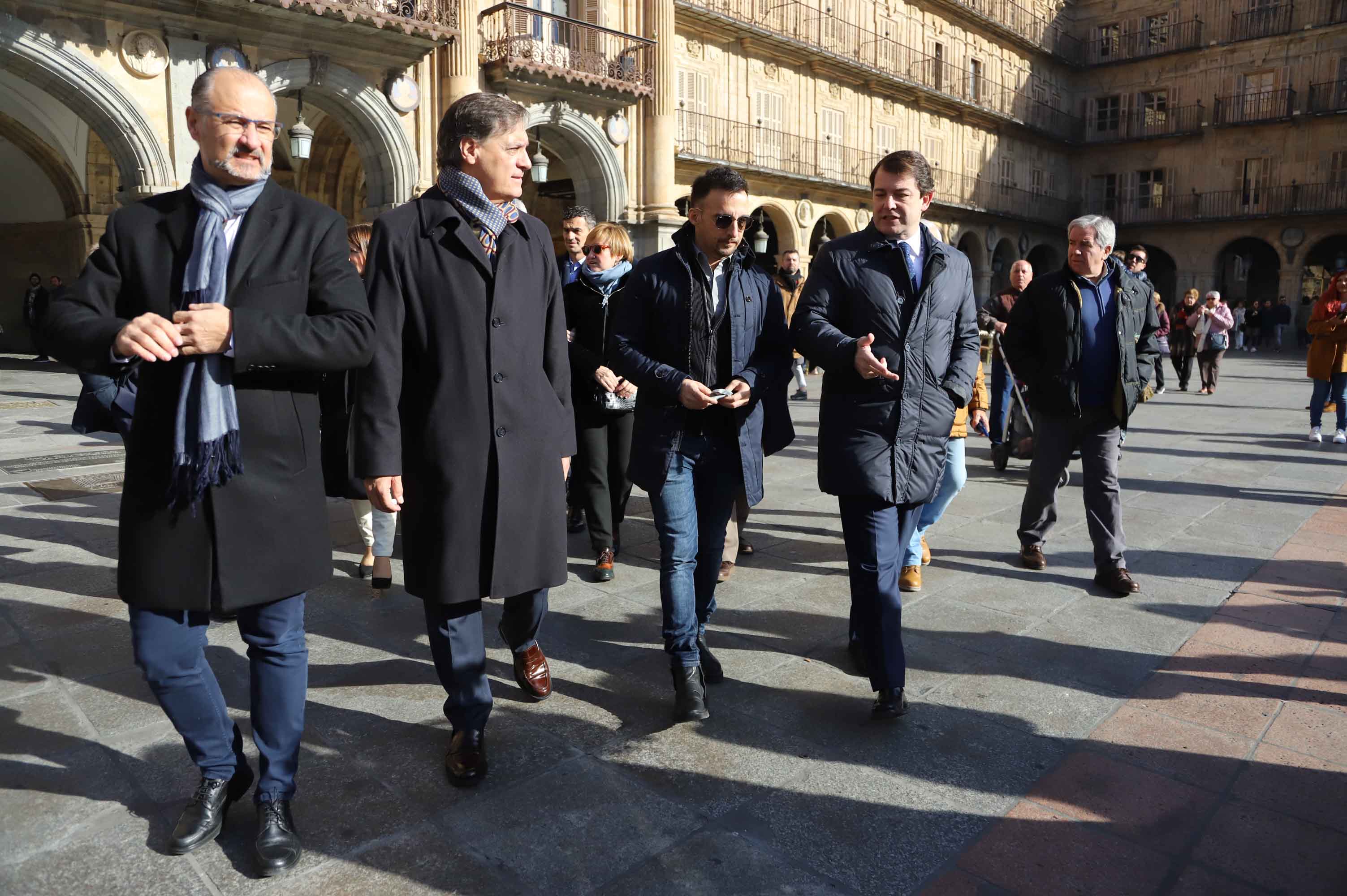 Fotos: Alejandro Amenábar protagoniza la ofrenda floral a Unamuno en Salamanca