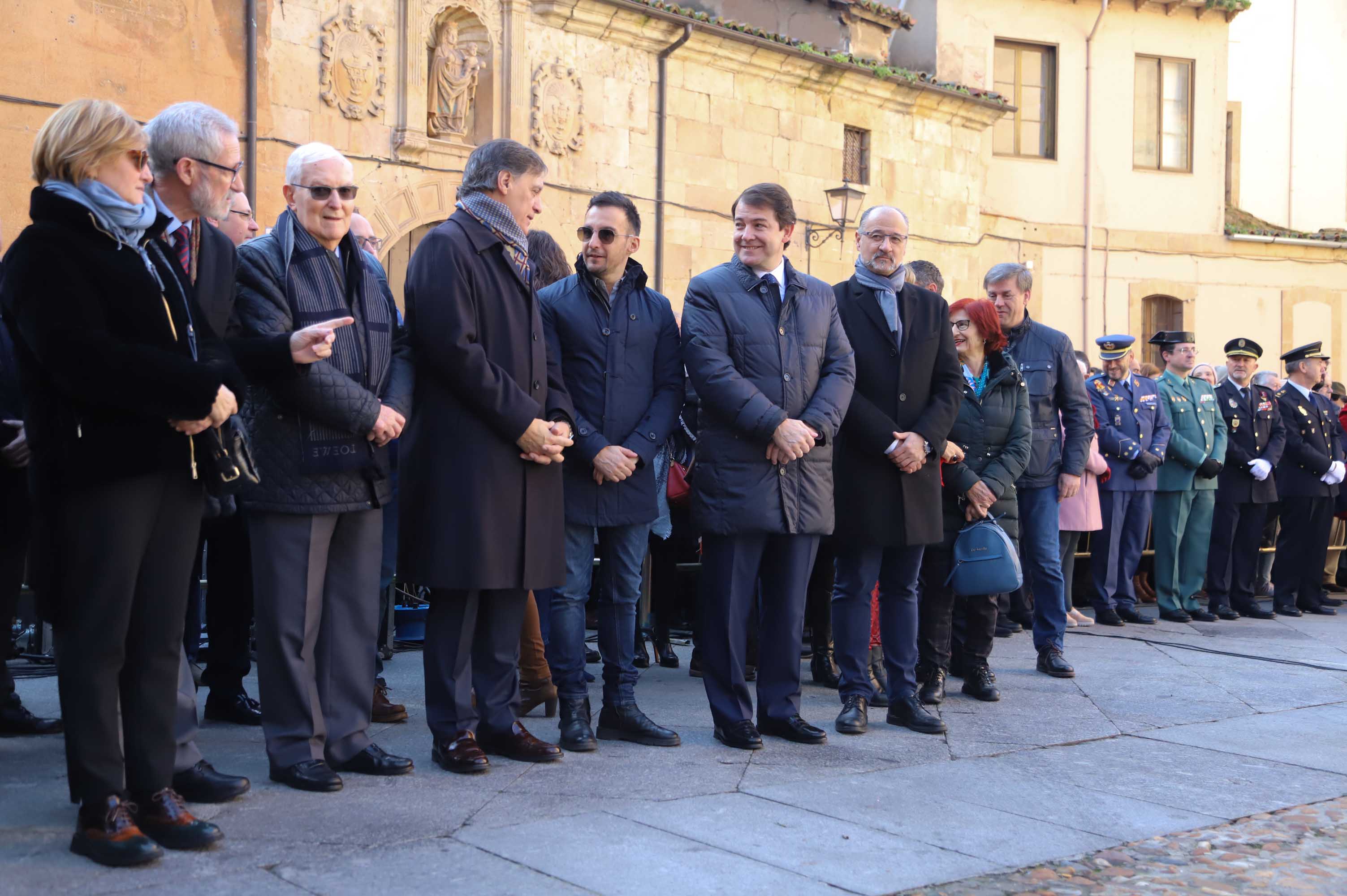 Fotos: Alejandro Amenábar protagoniza la ofrenda floral a Unamuno en Salamanca