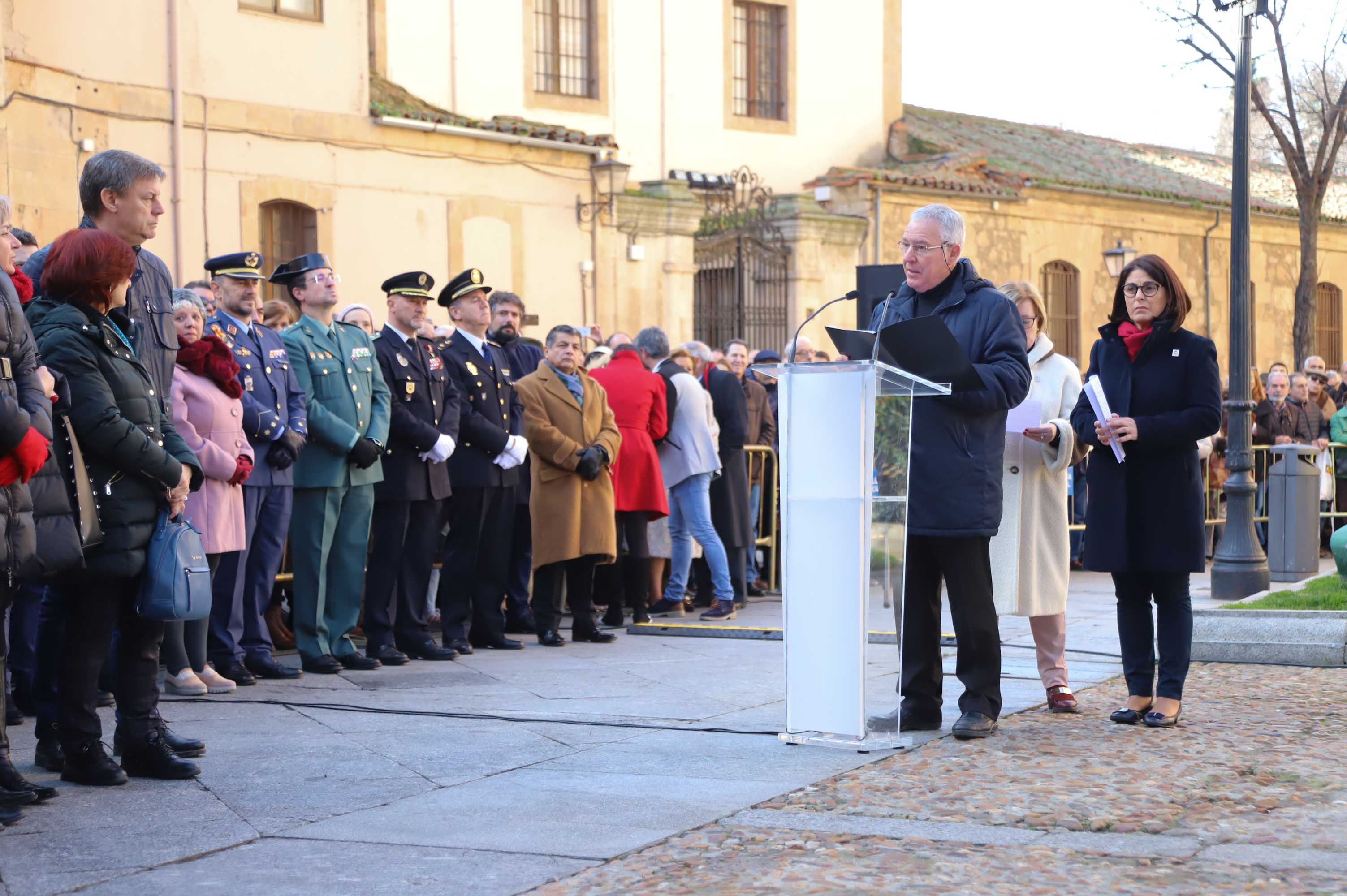 Fotos: Alejandro Amenábar protagoniza la ofrenda floral a Unamuno en Salamanca