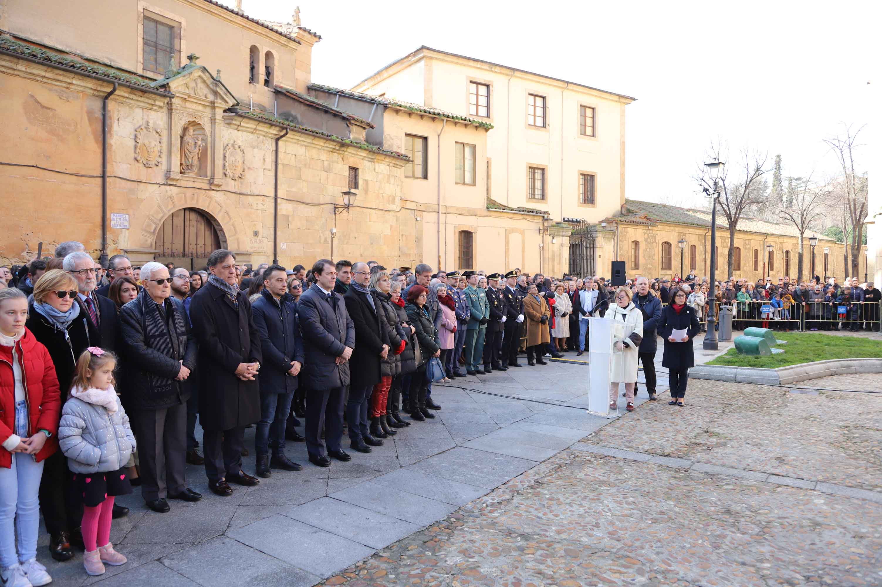 Fotos: Alejandro Amenábar protagoniza la ofrenda floral a Unamuno en Salamanca