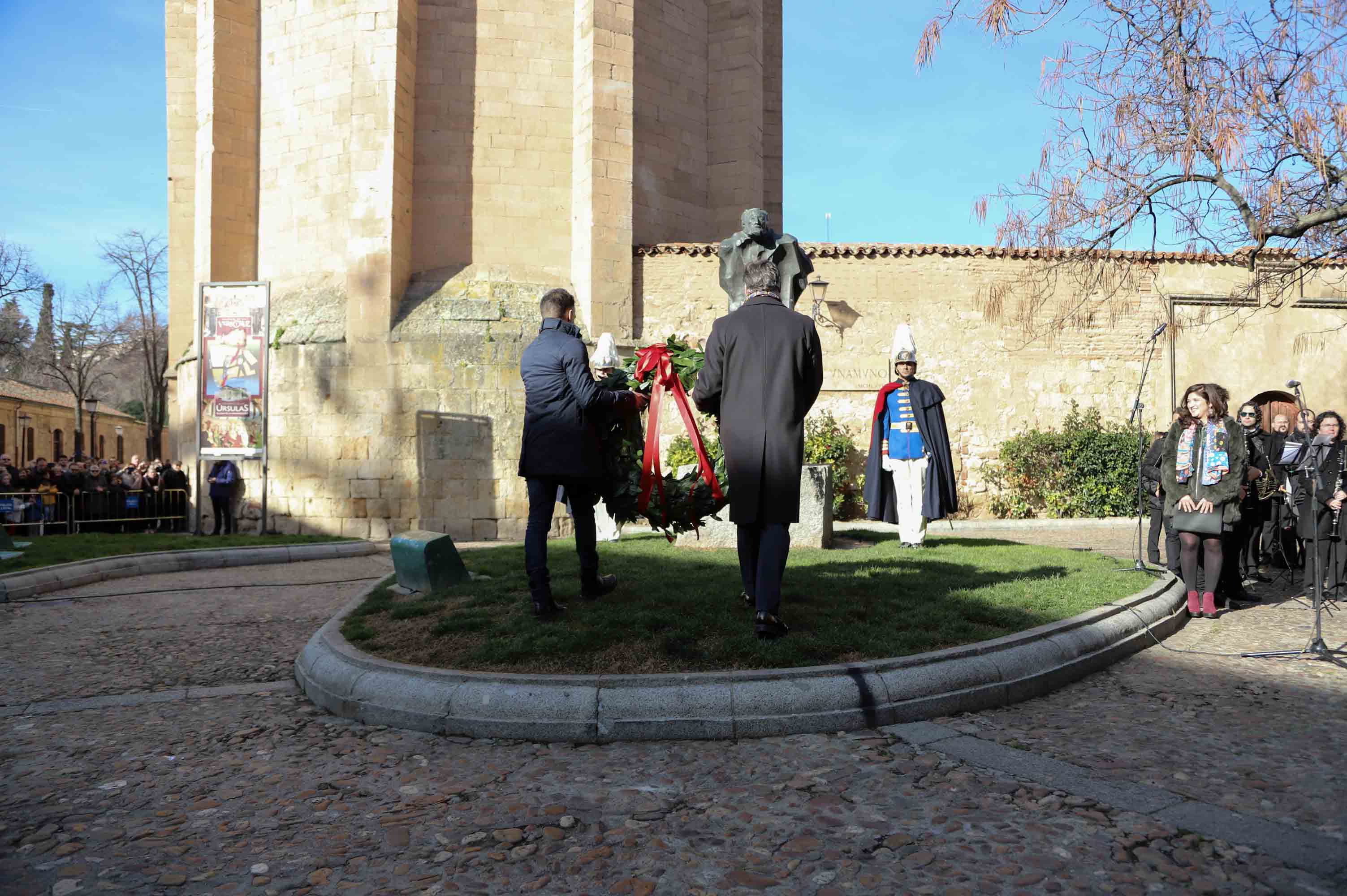 Fotos: Alejandro Amenábar protagoniza la ofrenda floral a Unamuno en Salamanca