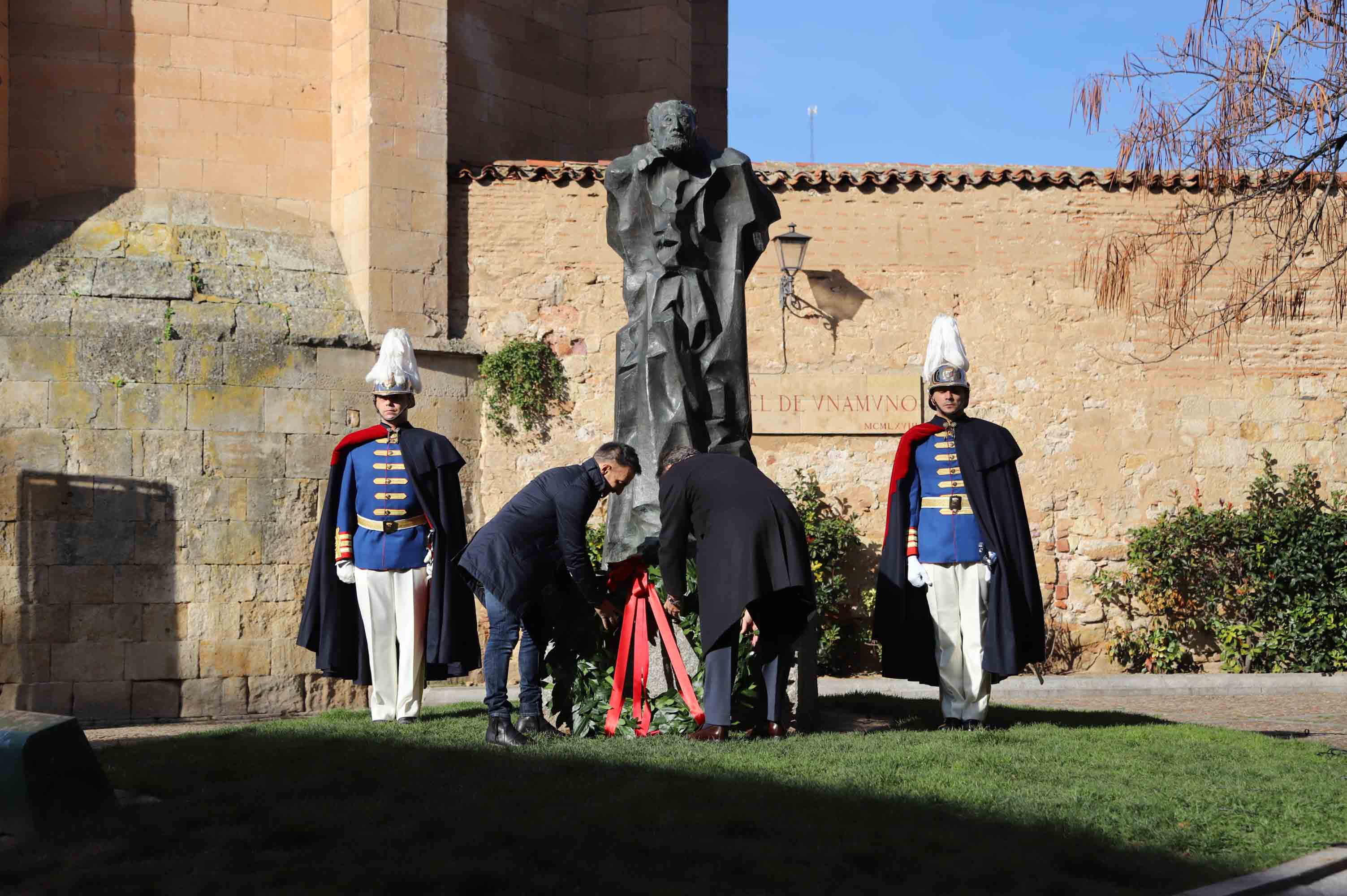 Fotos: Alejandro Amenábar protagoniza la ofrenda floral a Unamuno en Salamanca