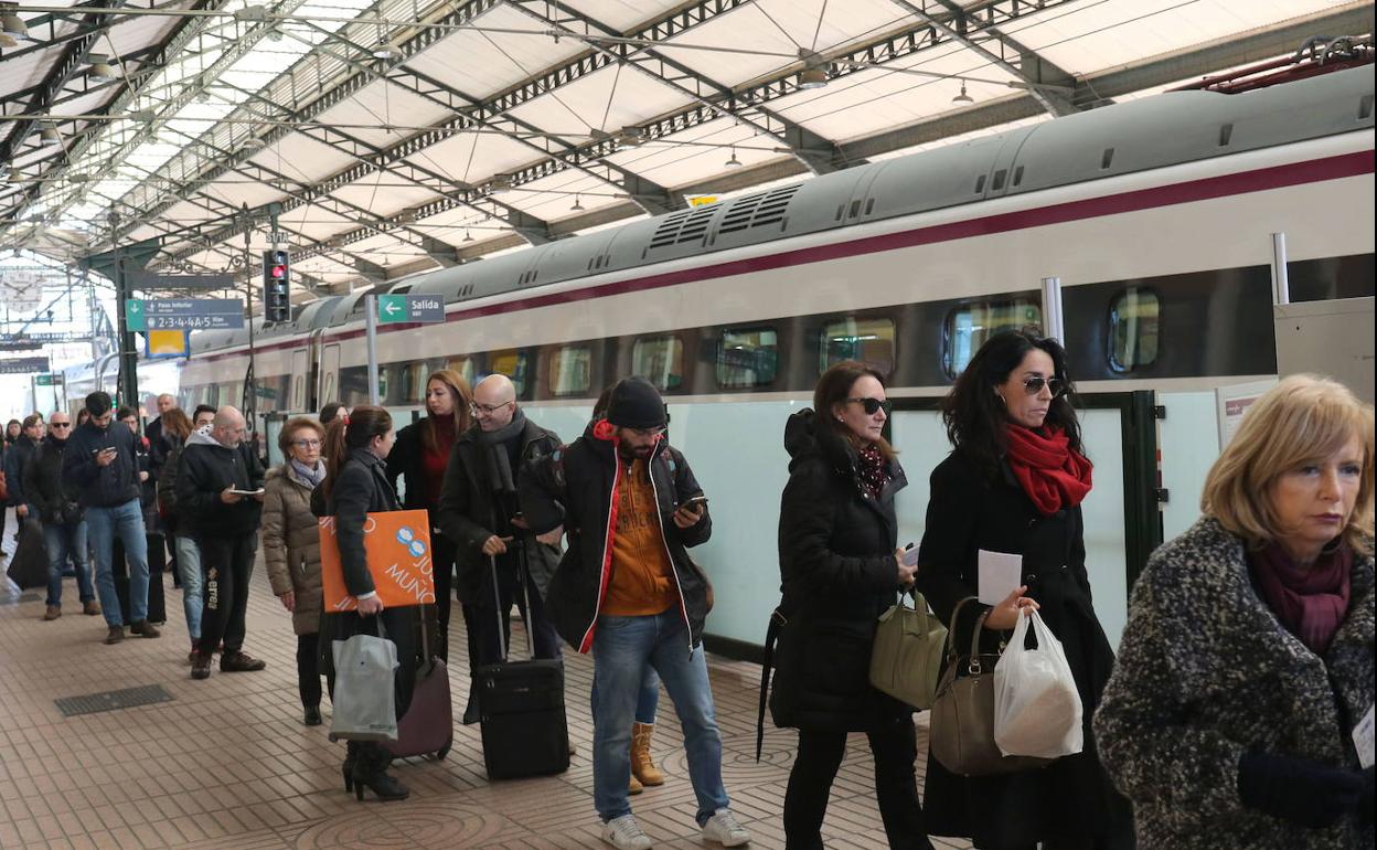 Pasajeros a la espera de subir al tren AVE en la estación de Valladolid.