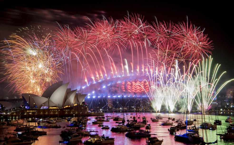 Espectacular imagen de la fiesta pirotécnica con la que Sídney recibió 2019 y que se volverá a repetir a las 14.00, hora española.