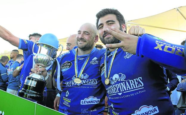 Pablo César y Alberto Blanco posan con el trofeo de la novena Liga del VRAC, conquistada ante su eterno rival, el Chami. 