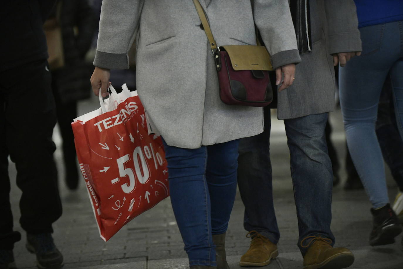 Con motivo de la llegada de los descuentos del mes de enero y con la proximidad del día de Reyes, los vallisoletanos han aprovechado para realizar sus compras llenando los establecimientos de las calles principales y también, el centro comercial Río Shopping