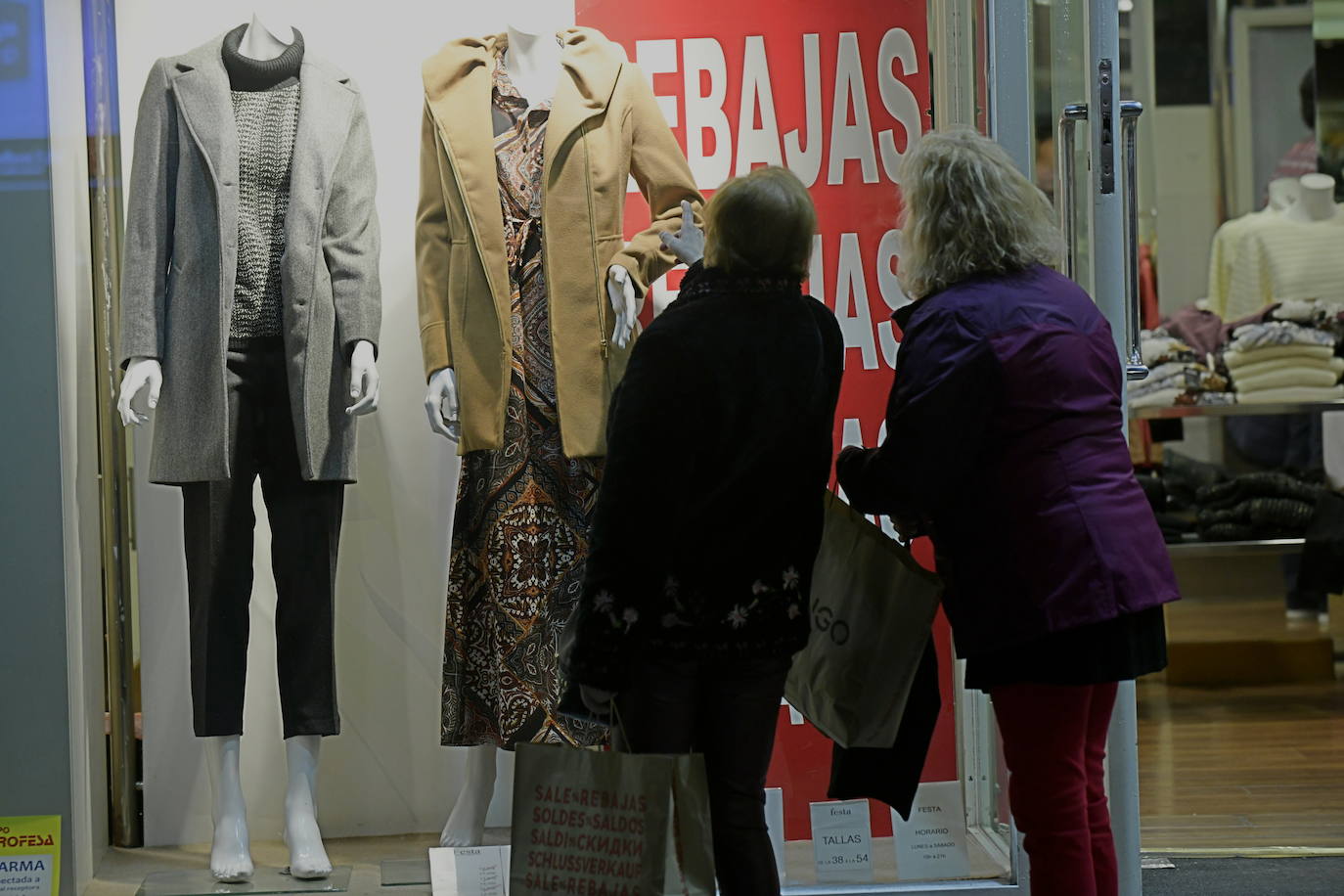 Con motivo de la llegada de los descuentos del mes de enero y con la proximidad del día de Reyes, los vallisoletanos han aprovechado para realizar sus compras llenando los establecimientos de las calles principales y también, el centro comercial Río Shopping