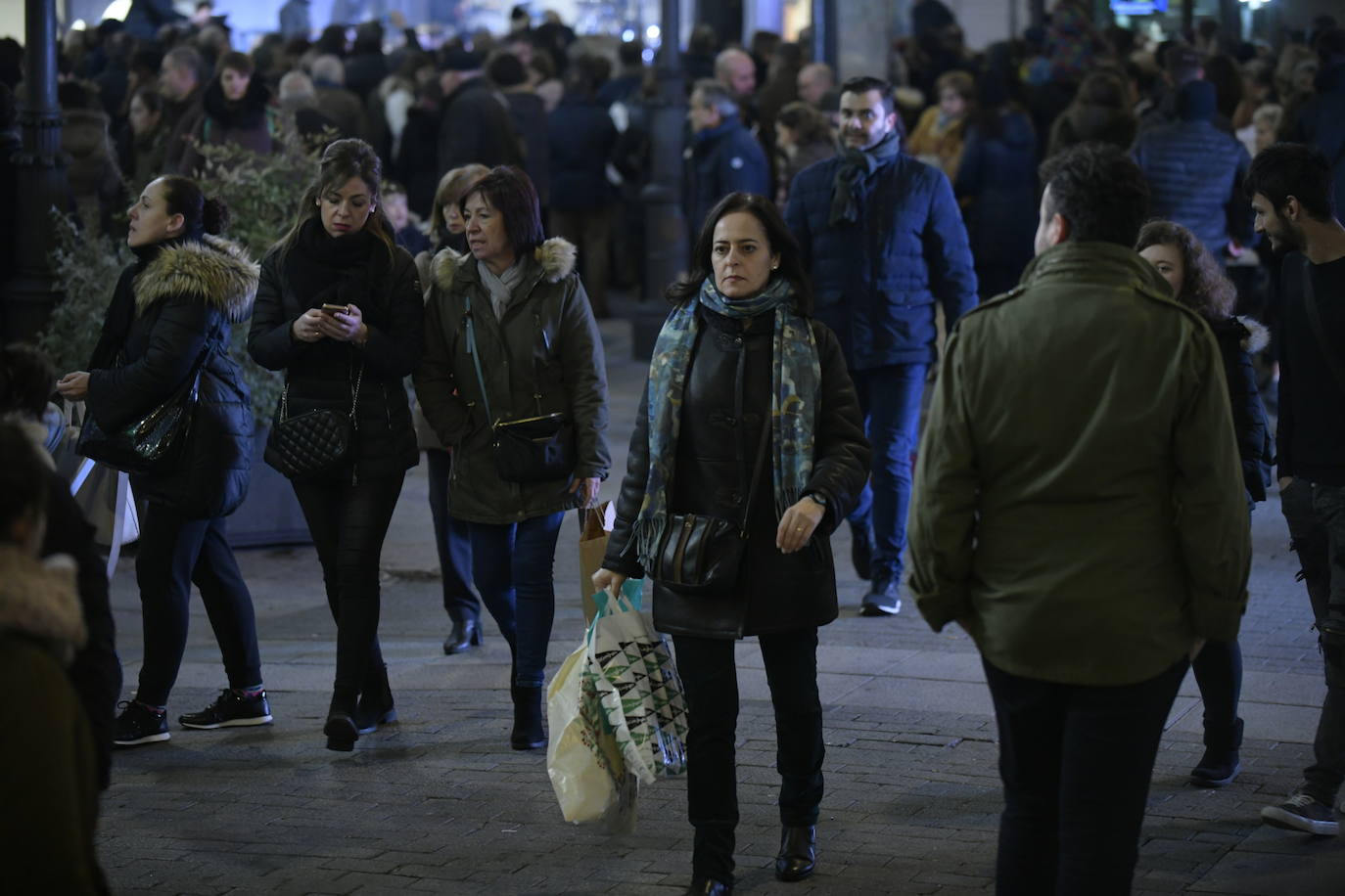 Con motivo de la llegada de los descuentos del mes de enero y con la proximidad del día de Reyes, los vallisoletanos han aprovechado para realizar sus compras llenando los establecimientos de las calles principales y también, el centro comercial Río Shopping