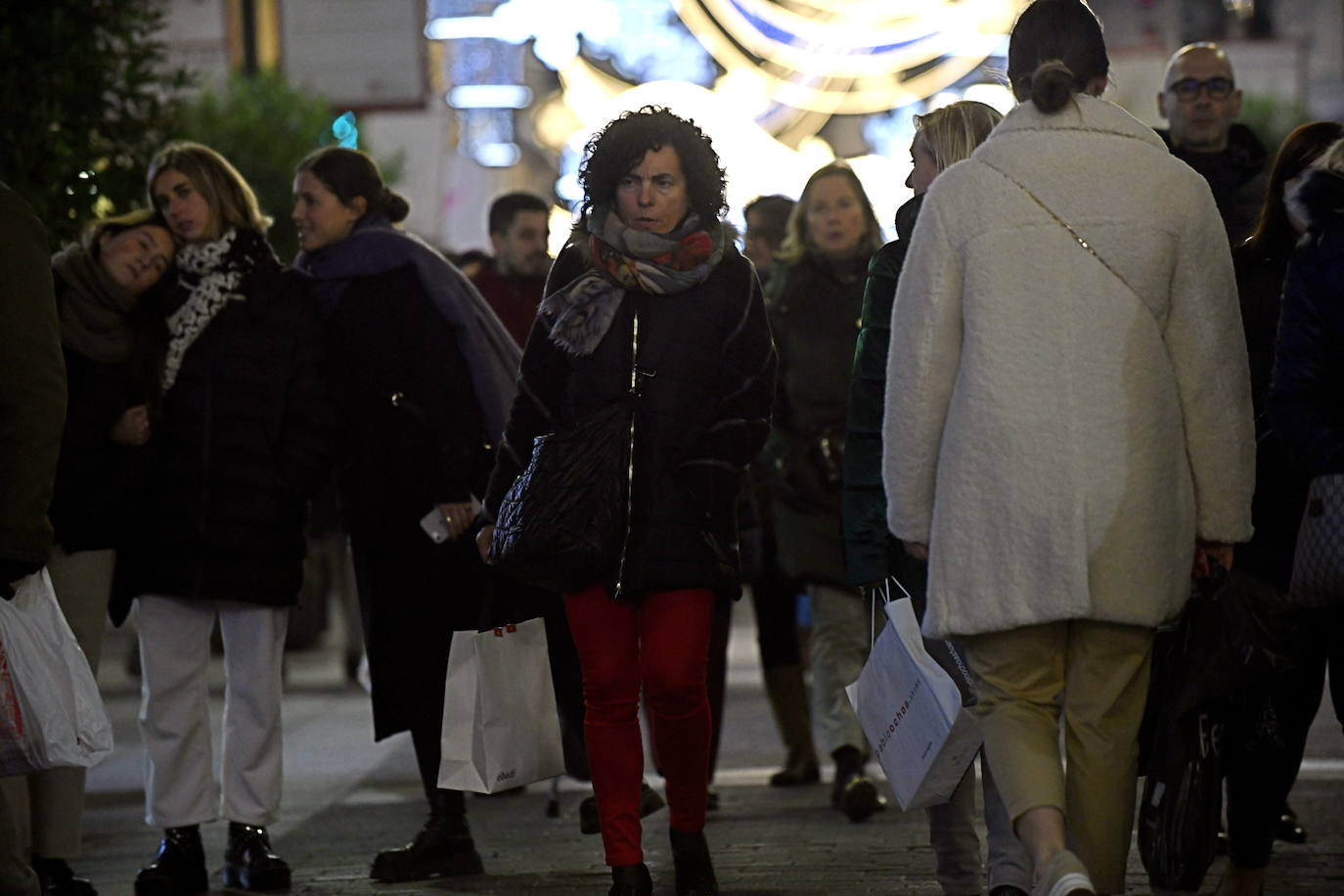 Con motivo de la llegada de los descuentos del mes de enero y con la proximidad del día de Reyes, los vallisoletanos han aprovechado para realizar sus compras llenando los establecimientos de las calles principales y también, el centro comercial Río Shopping