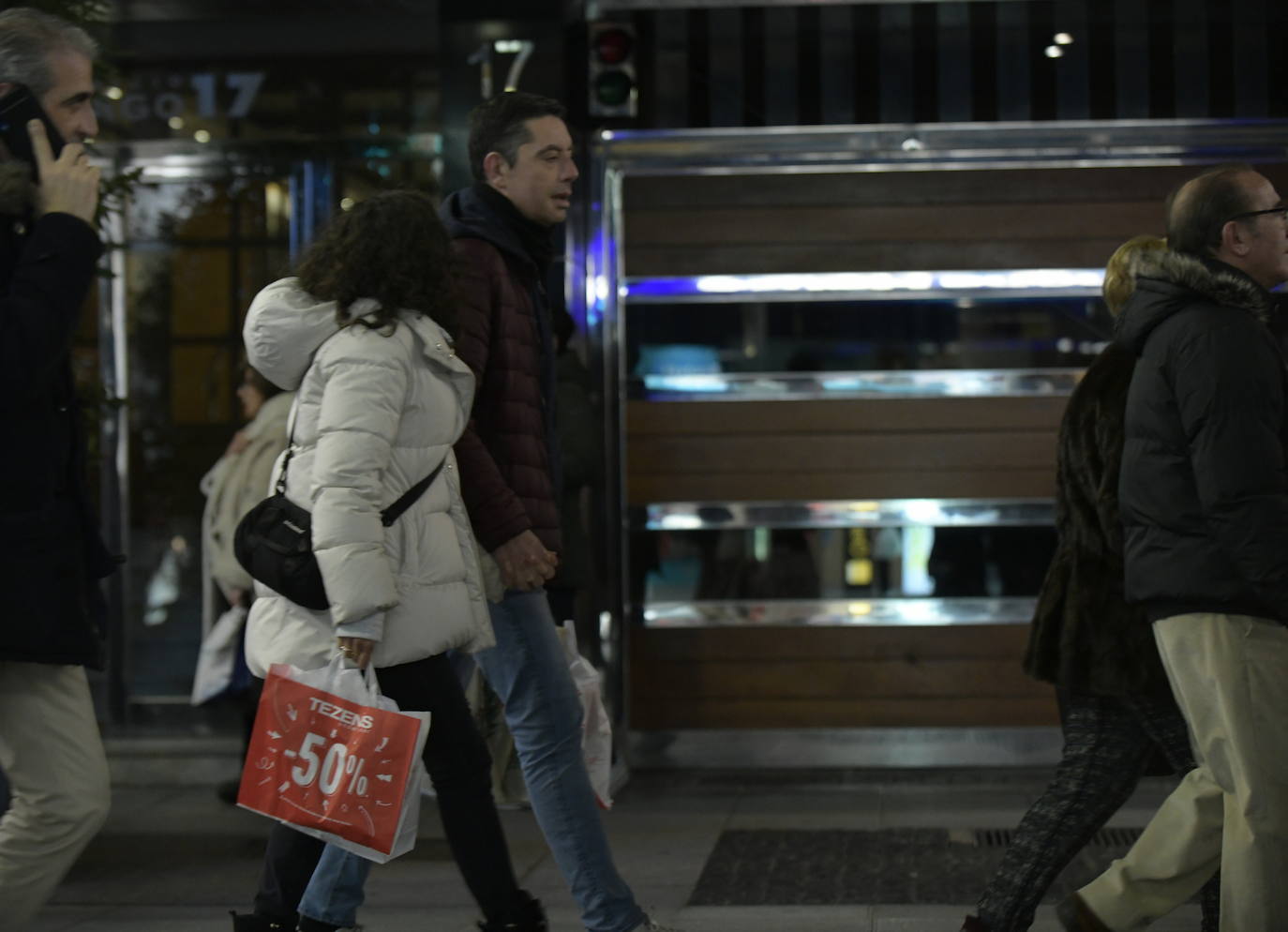 Con motivo de la llegada de los descuentos del mes de enero y con la proximidad del día de Reyes, los vallisoletanos han aprovechado para realizar sus compras llenando los establecimientos de las calles principales y también, el centro comercial Río Shopping