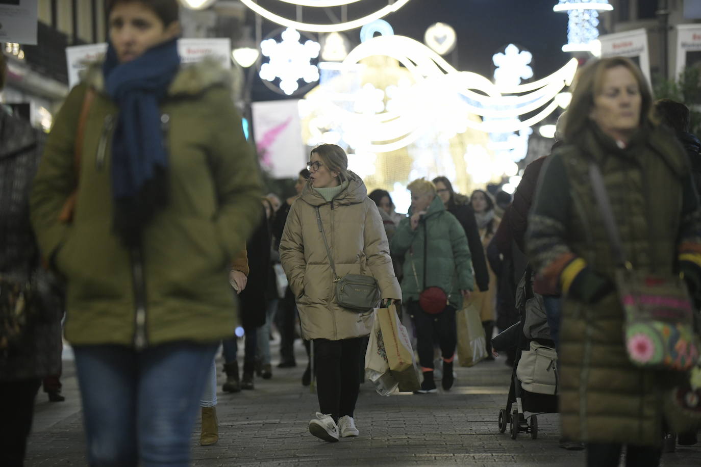 Con motivo de la llegada de los descuentos del mes de enero y con la proximidad del día de Reyes, los vallisoletanos han aprovechado para realizar sus compras llenando los establecimientos de las calles principales y también, el centro comercial Río Shopping