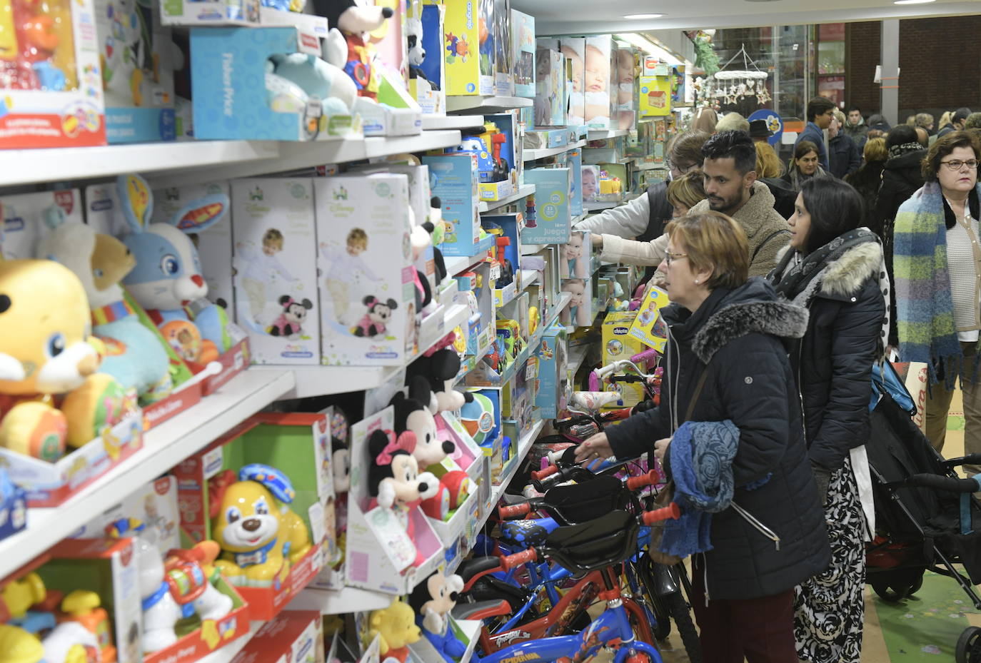 Con motivo de la llegada de los descuentos del mes de enero y con la proximidad del día de Reyes, los vallisoletanos han aprovechado para realizar sus compras llenando los establecimientos de las calles principales y también, el centro comercial Río Shopping