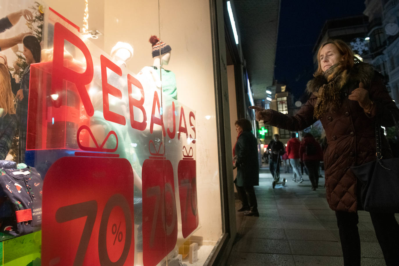 Con motivo de la llegada de los descuentos del mes de enero y con la proximidad del día de Reyes, los vallisoletanos han aprovechado para realizar sus compras llenando los establecimientos de las calles principales y también, el centro comercial Río Shopping