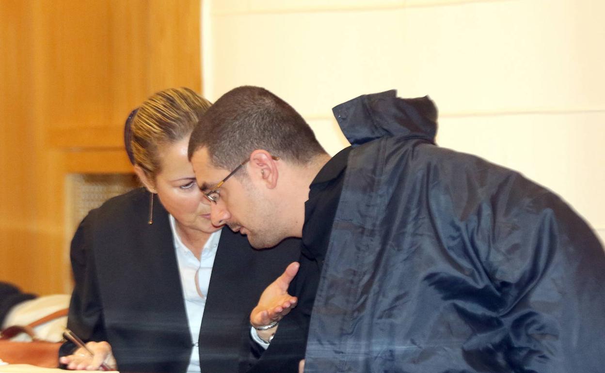 César F. M. habla con su abogada. 