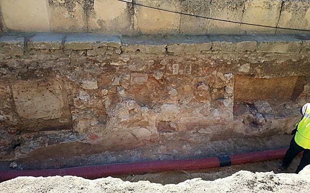 Imagen principal - Arriba, estructuras asociadas al palacio del obispo Arias Dávila. Abajo a la izquierda, señalización del canal del Acueducto; a la derecha, desarenador del monumento de ingeniería romana. 