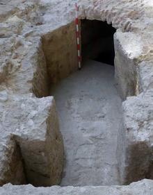 Imagen secundaria 2 - Arriba, estructuras asociadas al palacio del obispo Arias Dávila. Abajo a la izquierda, señalización del canal del Acueducto; a la derecha, desarenador del monumento de ingeniería romana. 
