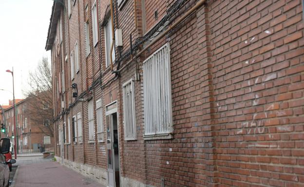 Uno de los bloques de la carretera de Villabáñez que será rehabilitado. 